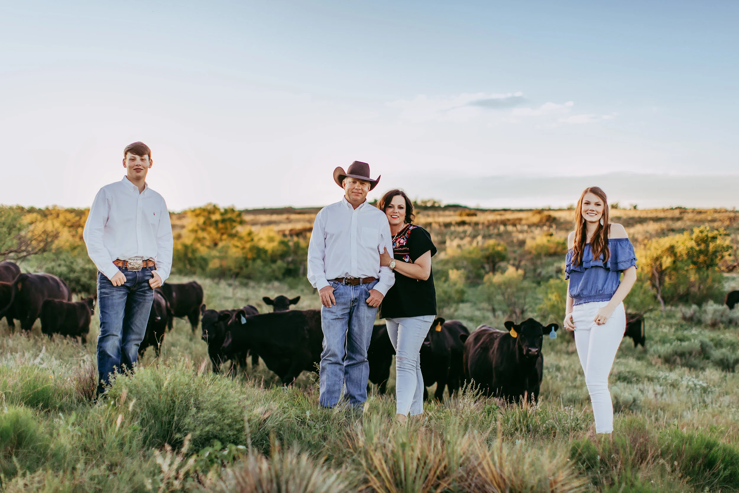 Family spread out in this photo as individuals as part of one big family #tealawardphotography #texasfamilyphotographer #amarillophotographer #amarillofamilyphotographer #lifestylephotography #emotionalphotography #familyphotosoot #family #lovingsiblings #purejoy #familyphotos #familyphotographer #greatoutdoors