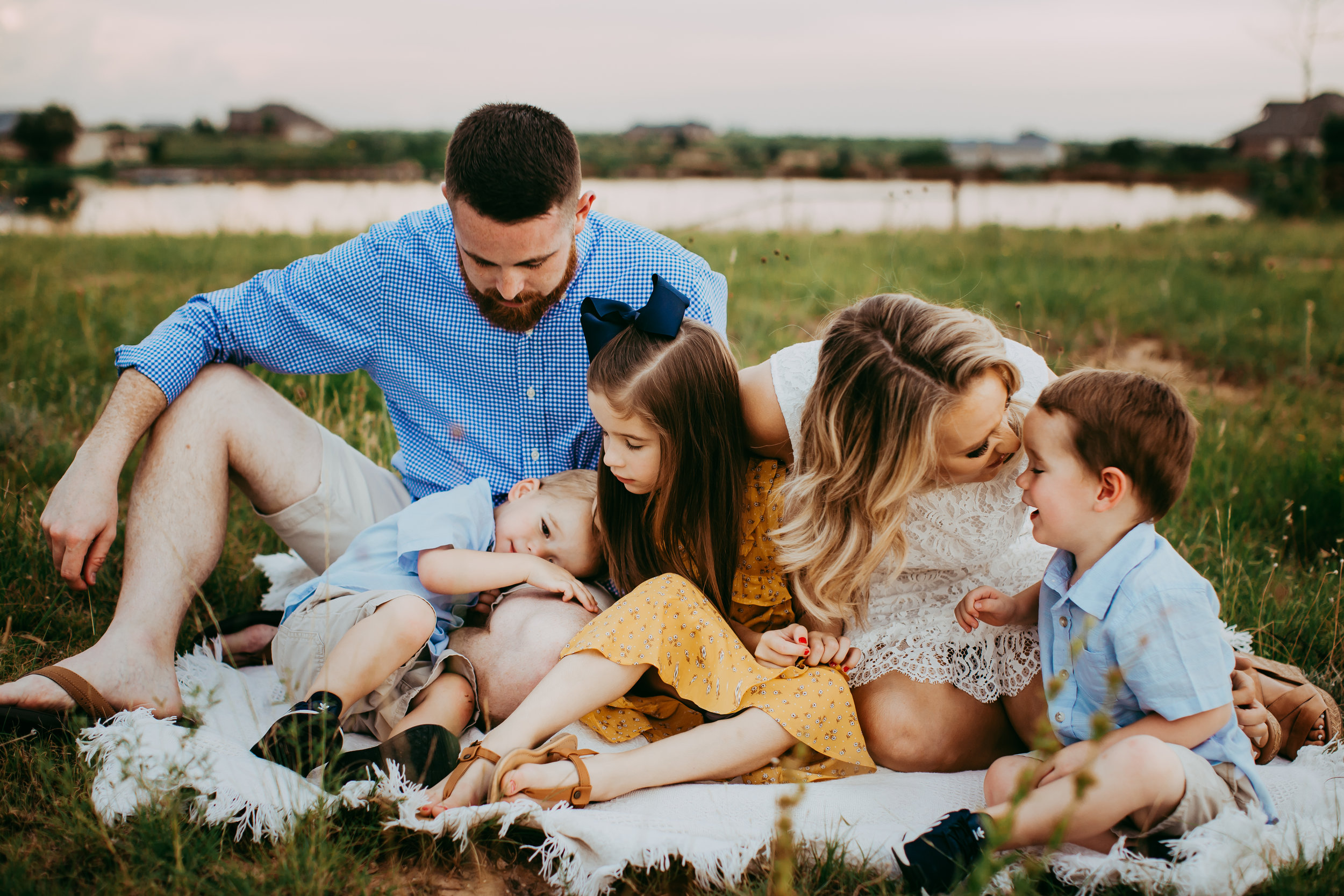  Family of five sitting all together and interacting on picnic blanket #tealawardphotography #texasfamilyphotographer #amarillophotographer #amarillofamilyphotographer #lifestylephotography #emotionalphotography #familyphotosoot #family #lovingsiblings #purejoy #familyphotos #familyphotographer #greatoutdoors #naturalfamilyinteraction 