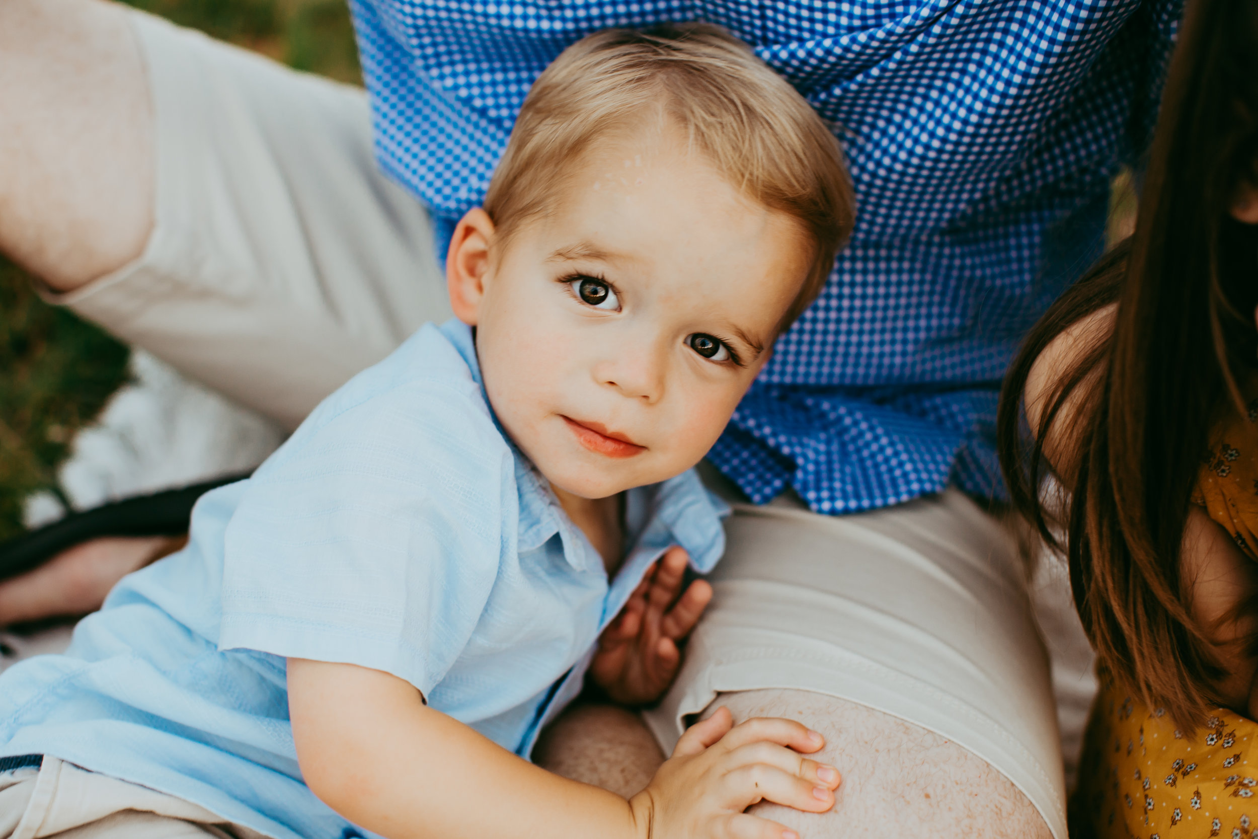  Close up of little one sitting on dads lap looking up at the camera #tealawardphotography #texasfamilyphotographer #amarillophotographer #amarillofamilyphotographer #lifestylephotography #emotionalphotography #familyphotosoot #family #lovingsiblings #purejoy #familyphotos #familyphotographer #greatoutdoors #naturalfamilyinteraction 