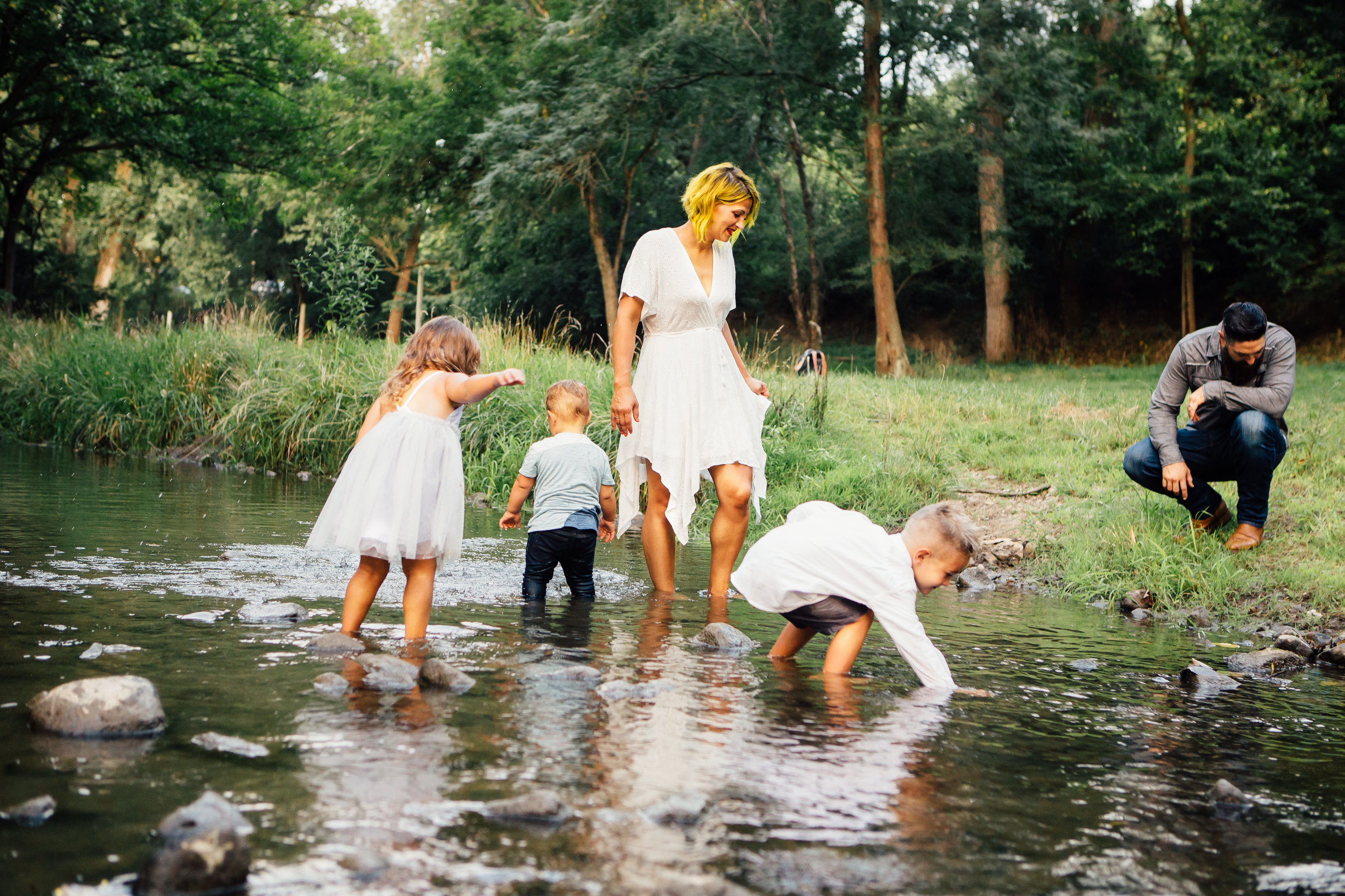 Water is an option when you have a warm summer day to have family photos taken #tealawardphotography #texassummerphotographer #pictureseason #amarillophotographer #amarillofamilyphotographer #emotionalphotography #engagementphotography #couplesphotography #pickingaseasonforphotosessions #whatsimportant #everythingtogether #pickingcolorsforphotos #summerphotos #greeneryinphotos