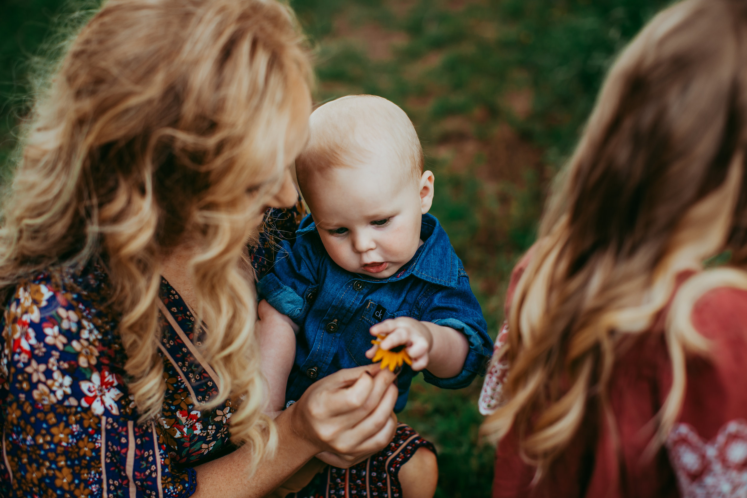 Exploring details of the natural beauty around them in this unposed family photo #tealawardphotography #texasfamilyphotographer #amarillophotographer #amarillofamilyphotographer #lifestylephotography #emotionalphotography #familyphotosoot #family #lovingsiblings #purejoy #familyphotos #familyphotographer #greatoutdoors #unposed #naturalfamilyinteraction