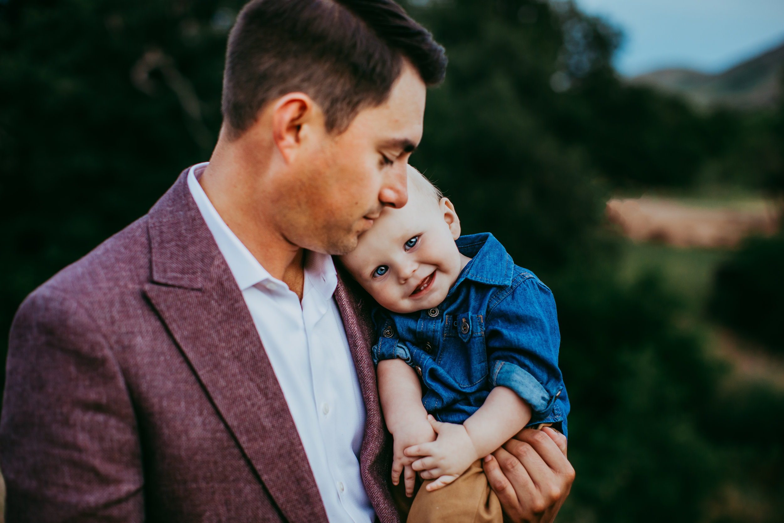 Dad and little one captured snuggling in a candid moment between them #tealawardphotography #texasfamilyphotographer #amarillophotographer #amarillofamilyphotographer #lifestylephotography #emotionalphotography #familyphotosoot #family #lovingsiblings #purejoy #familyphotos #familyphotographer #greatoutdoors #unposed #naturalfamilyinteraction