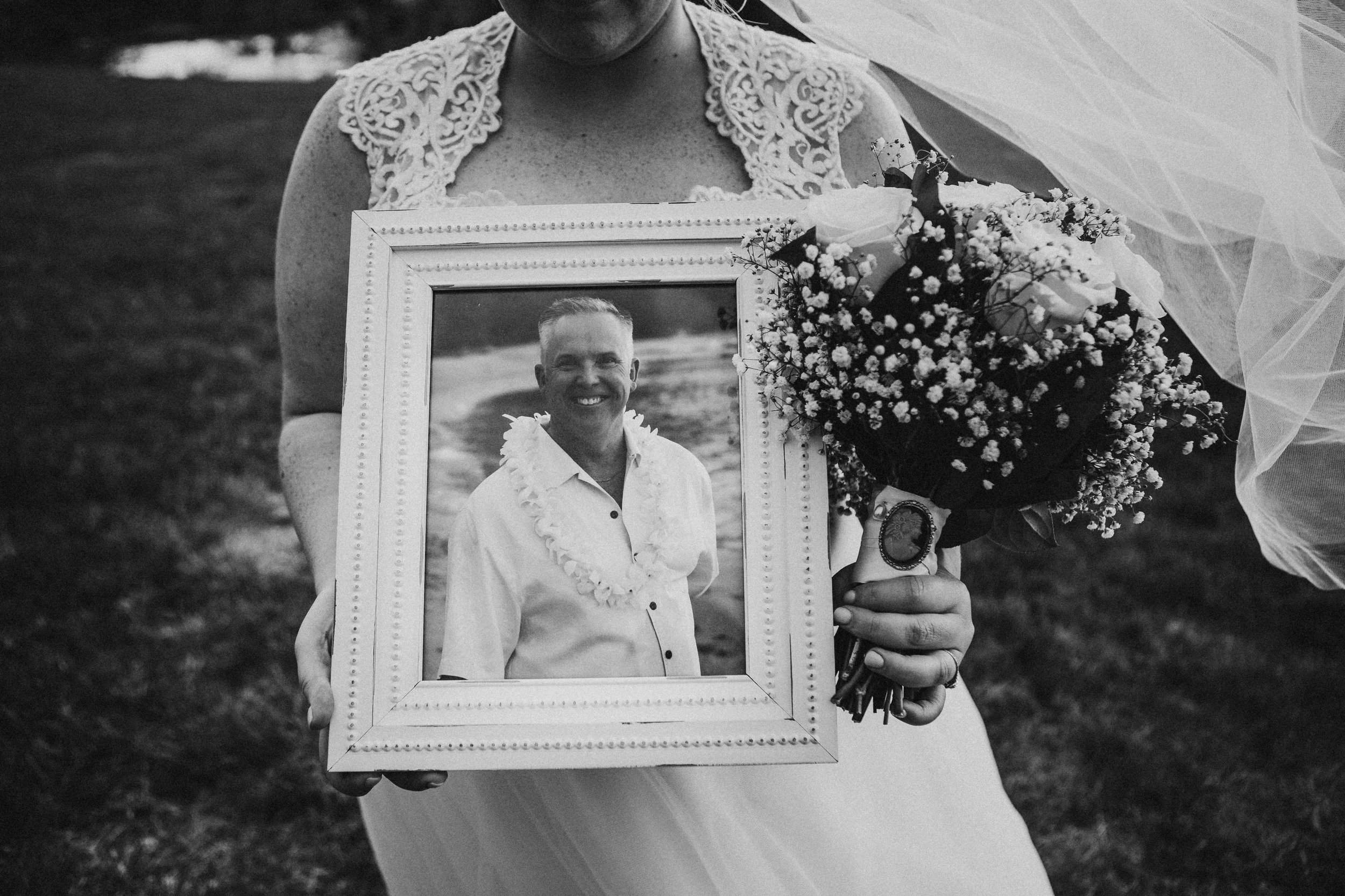  Such a beautiful tribute to someone missed on the brides wedding day #tealawardphotography #texasweddings #amarillophotographer #amarilloweddingphotographer #emotionalphotography #intimateweddingphotography #weddingday #weddingphotos #texasphotographer #inspiredwedding #intimatewedding #weddingformals #bigday #portraits 