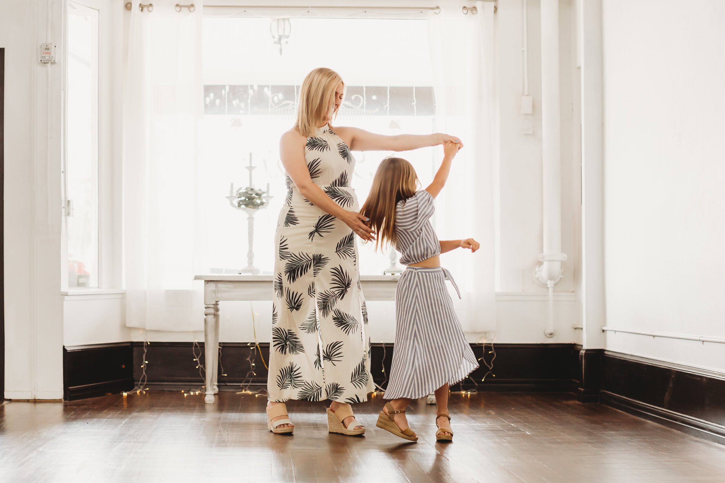  Mother is teaching her everything she knows and their dancing together is beautiful #tealawardphotography #texasmaternityphotographysession #amarillophotographer #amarilloematernityphotographer #emotionalphotography #lifestylephotography #babyontheway #lifestyles #expectingmom #newaddition #sweetbaby #motherhoodmagic 