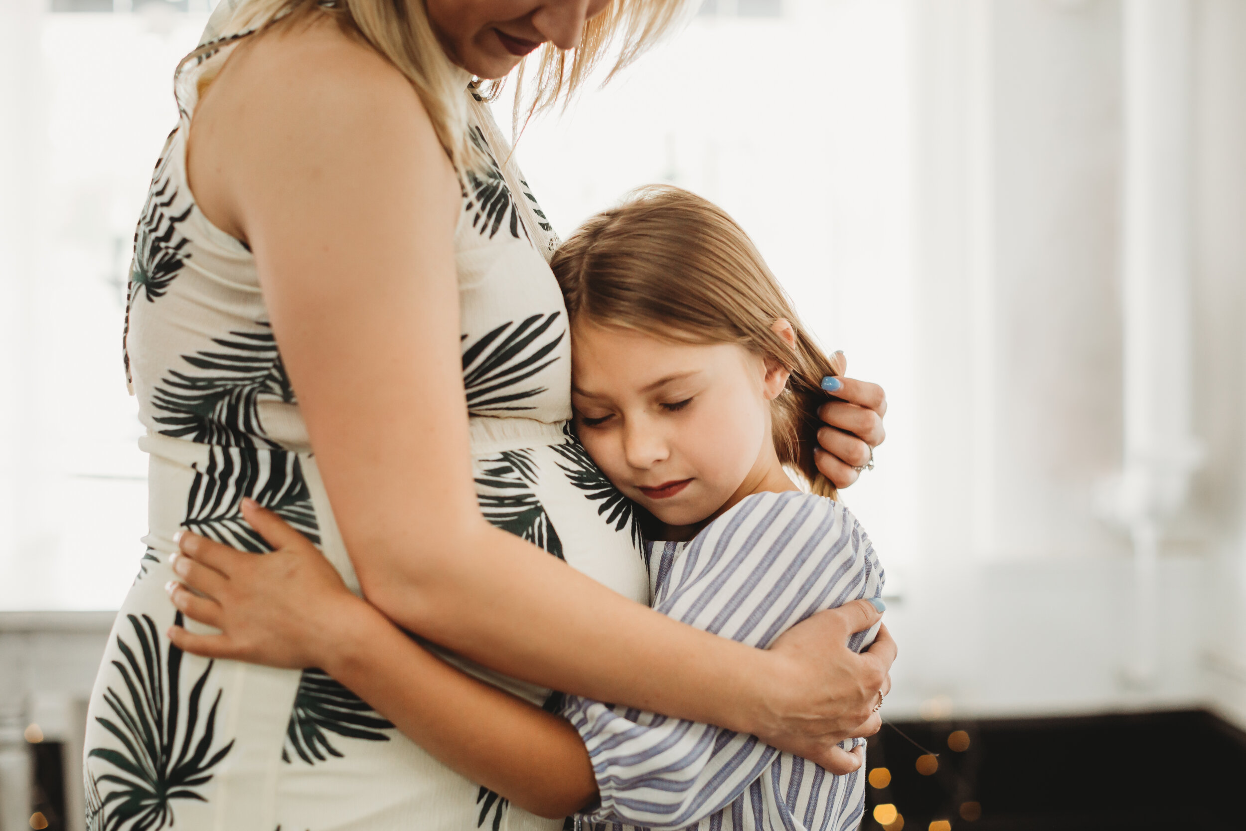  Tender hug between mom and soon to be big sister #tealawardphotography #texasmaternityphotographysession #amarillophotographer #amarilloematernityphotographer #emotionalphotography #lifestylephotography #babyontheway #lifestyles #expectingmom #newaddition #sweetbaby #motherhoodmagic 