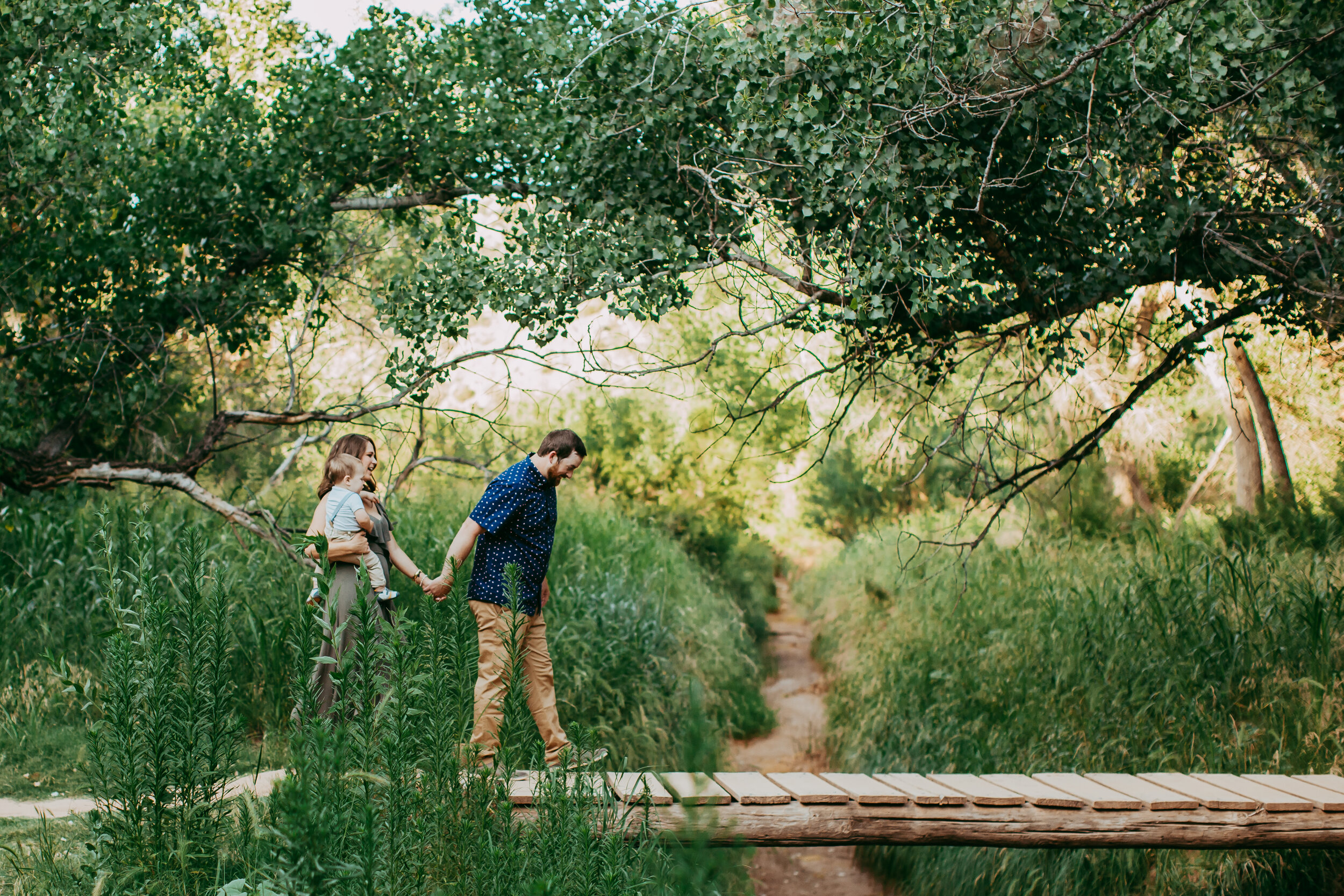  Moments alone for mom and dad holding hands with each other. #tealawardphotography #texasfamilyphotographer #amarillophotographer #amarillofamilyphotographer #lifestylephotography #emotionalphotography #familyphotoshoot #family #lovingsiblings #purejoy #familyphotos #naturalfamilyinteraction 