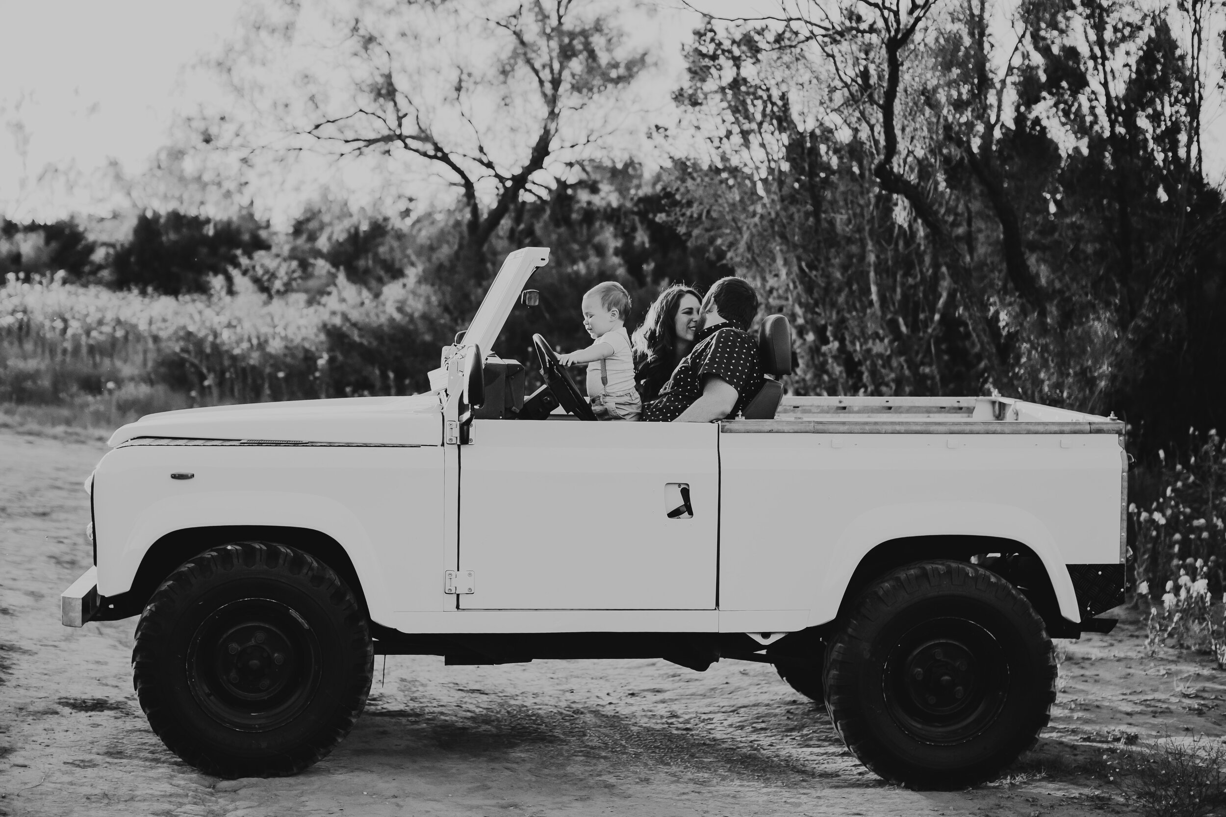  Little man pretending to drive the car while mom and dad get to enjoy a quick kiss #tealawardphotography #texasfamilyphotographer #amarillophotographer #amarillofamilyphotographer #lifestylephotography #emotionalphotography #familyphotoshoot #family #lovingsiblings #purejoy #familyphotos #naturalfamilyinteraction 