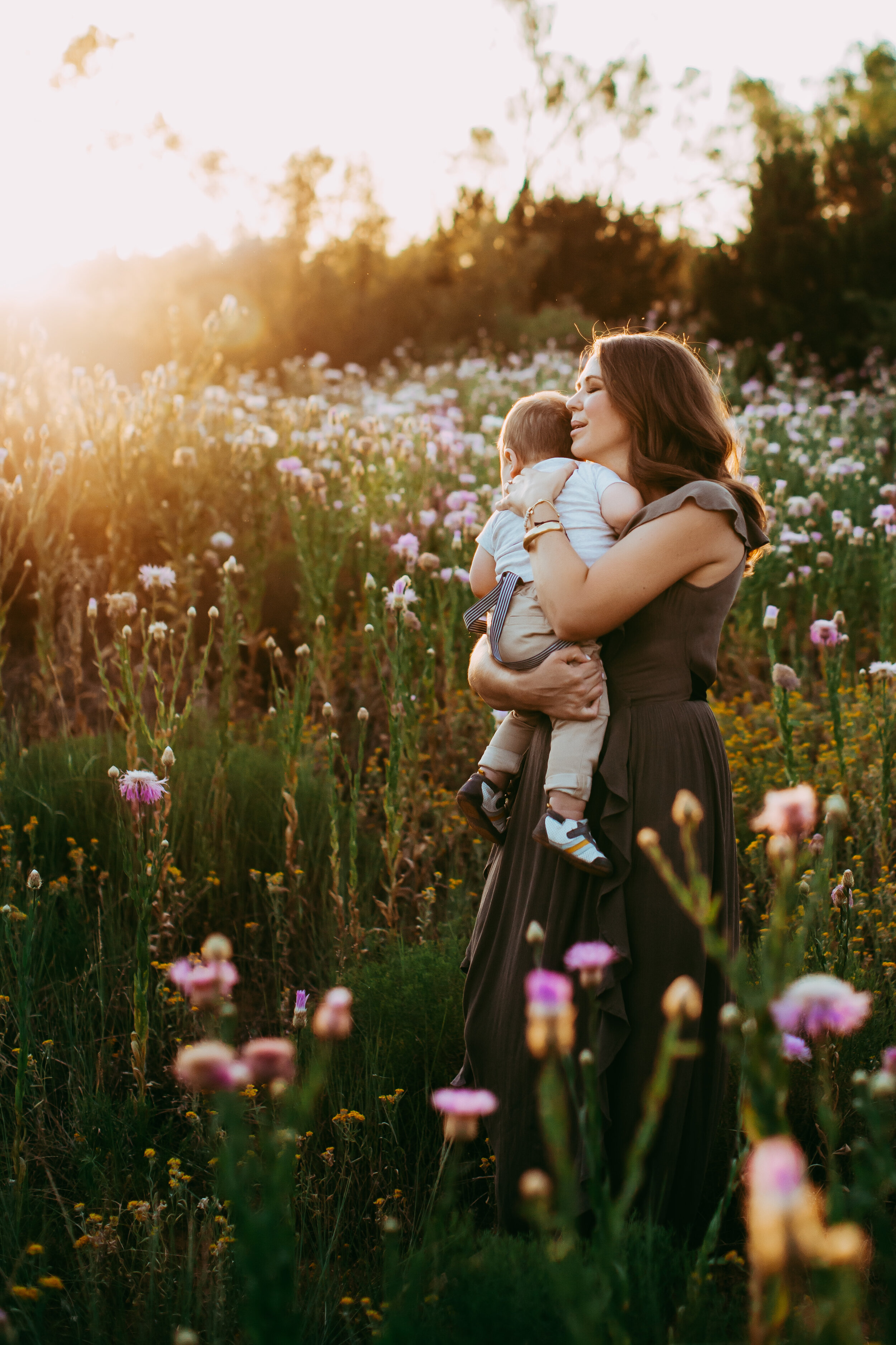  Sometimes photo sessions are hard for little ones and nothing fixes it quite like a snuggle from mom #tealawardphotography #texasfamilyphotographer #amarillophotographer #amarillofamilyphotographer #lifestylephotography #emotionalphotography #familyphotoshoot #family #lovingsiblings #purejoy #familyphotos #naturalfamilyinteraction 