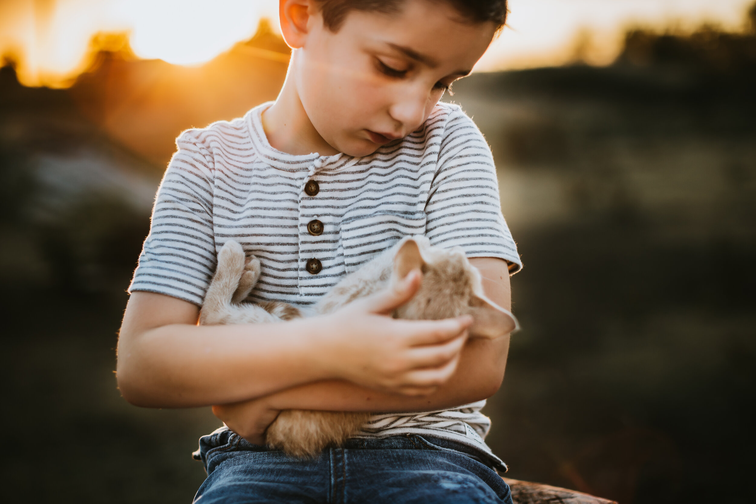  Furry friends who are part of the family should make their way into these photos. They capture such a sweet bond #tealawardphotography #texasfamilyphotographer #amarillophotographer #amarillofamilyphotographer #lifestylephotography #fallphotos #familyphotoshoot #family #lovingsiblings #photographytips #familyphotos #naturalfamilyinteraction 