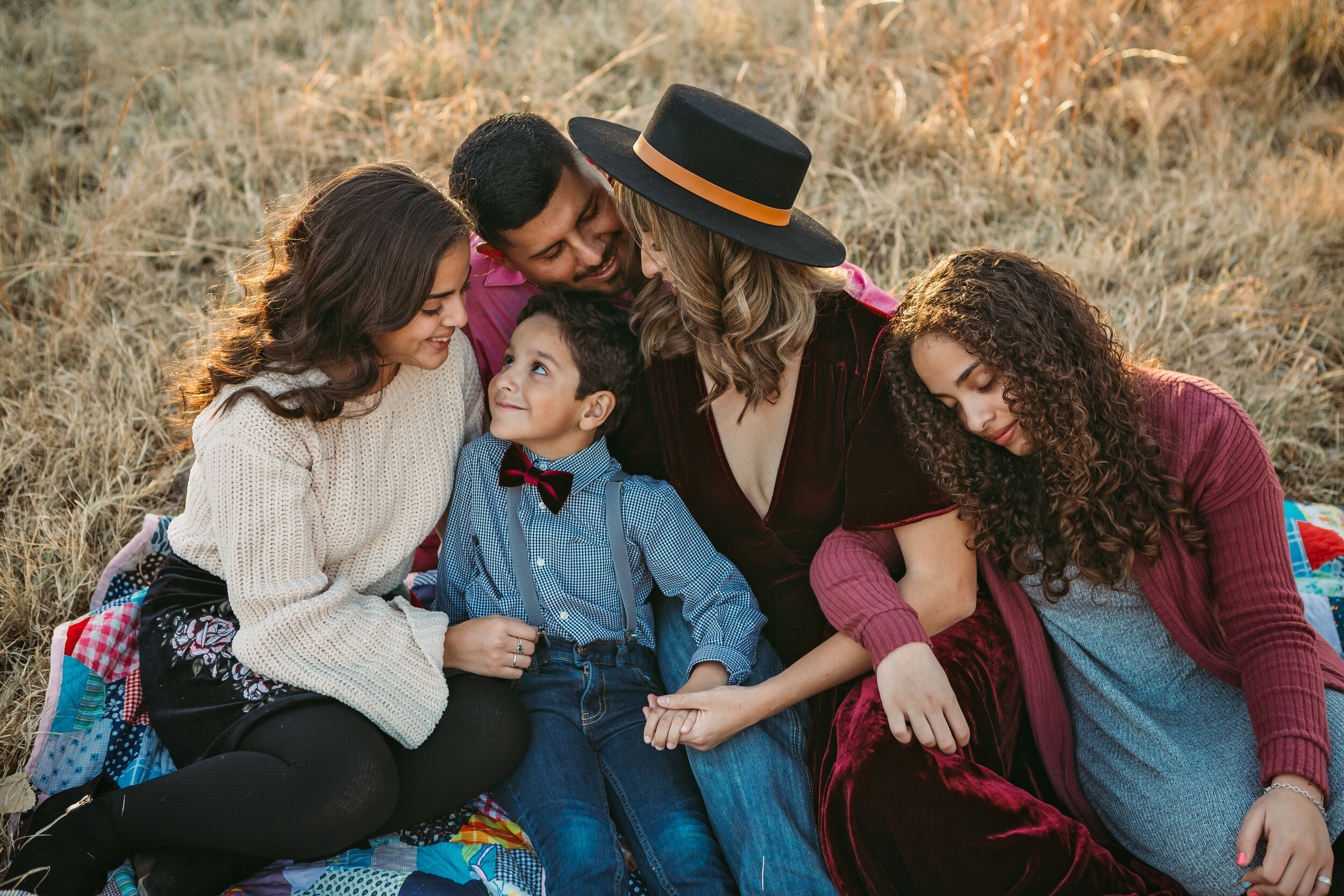 Natural family interaction as they enjoy time all together #tealawardphotography #texasfamilyphotographer #amarillophotographer #amarillofamilyphotographer #lifestylephotography #fallphotos #familyphotoshoot #family #lovingsiblings #families #familyphotos #naturalfamilyinteraction 