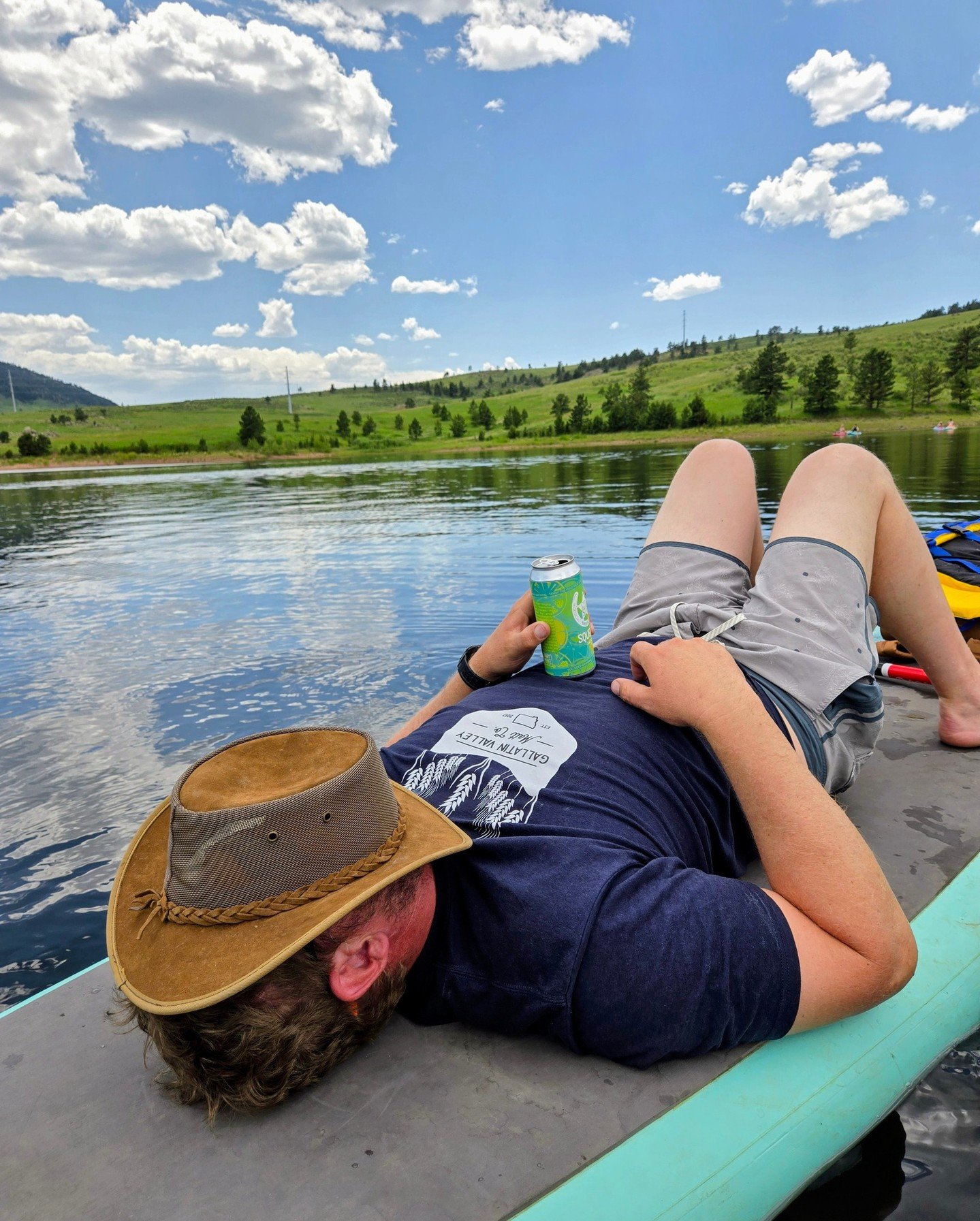 👨&zwj;🌾 Farmer Todd just out here paddle boarding with a @citystarbrewing beer in hand, acting like harvest isn&rsquo;t about to eat his entire life.🌾

🚜Tractor? Nope. 
💦Moisture check? Later. 

Just one farmer, one beer (ok, maybe two), and one