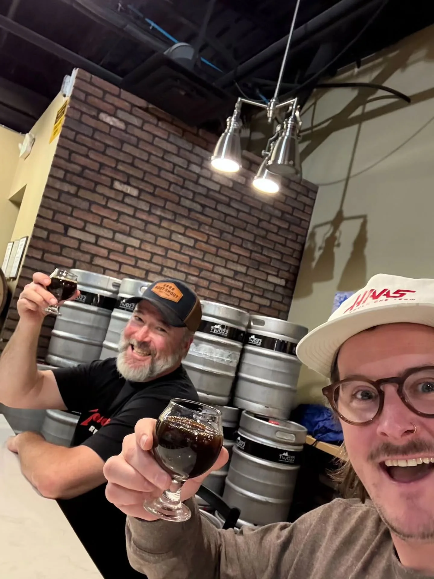 📢SIR, FOR A DOLLAR💲... HAVE YOU EVER MET A BREWER WHO LOVES 50% CORN THIS MUCH?! 🌽

Adam-on-the-Steep dropped by @two22brew to see Kjell, a certified madman who brewed &quot;Into the Myst&quot;  Cream Ale with 50% malted corn! 

🤩Adam tasted it, 