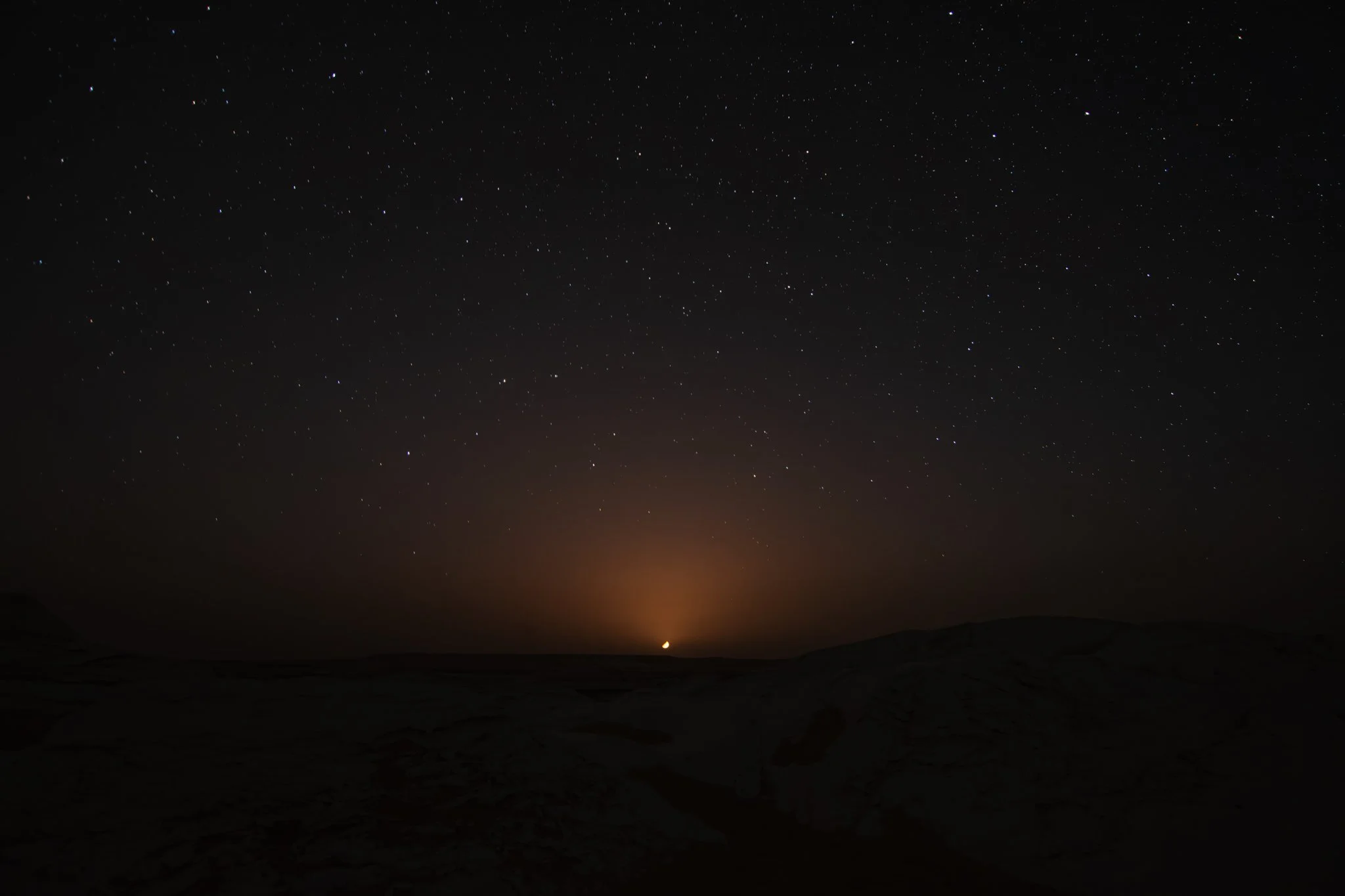 moonset-desert-night-sky-light-glow.jpg