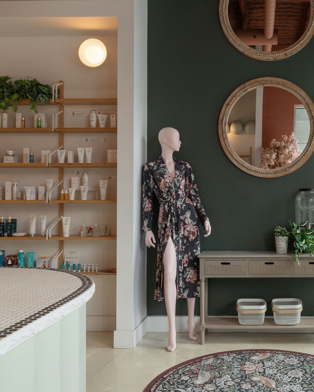 AVANT / APR&Egrave;S &ndash; Boutique cosm&eacute;tique et spa &agrave; Montr&eacute;al.

Quand un local vide, sans &acirc;me ni chaleur, devient un espace vibrant de personnalit&eacute;&hellip; Voici un aper&ccedil;u de l&rsquo;entr&eacute;e de cett