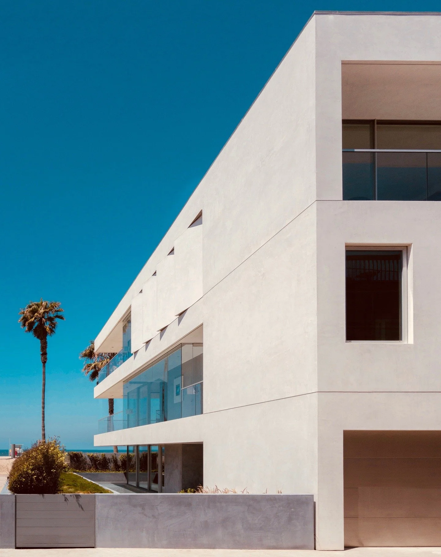 Built architecture is a true reflection of the collaborative process between all parties, however nothing can be more powerful than a trusting client. For Flip Flop House, we were really fortunate to have a visionary client that allowed for free expr