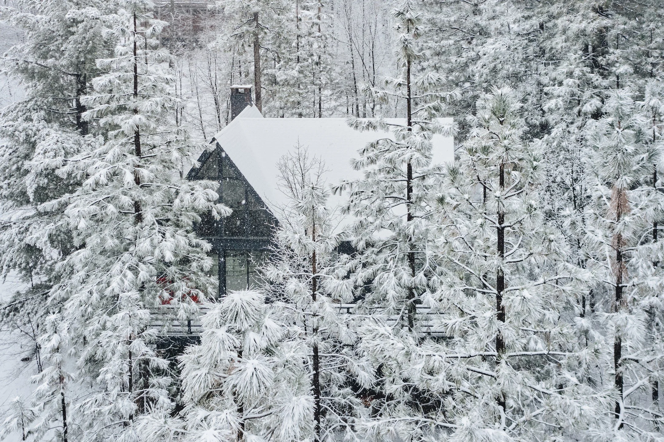 Winter wonderland at Lake Arrowhead. Currently for sale by @christinewilliams.la @bhhscalifornia Our own take of a mountain cabin: cozy and minimal. Taking cues from Scandinavian design, with playful twist.
.
.
Photo By @bshigeta
.
.
#cozycabin #cabi