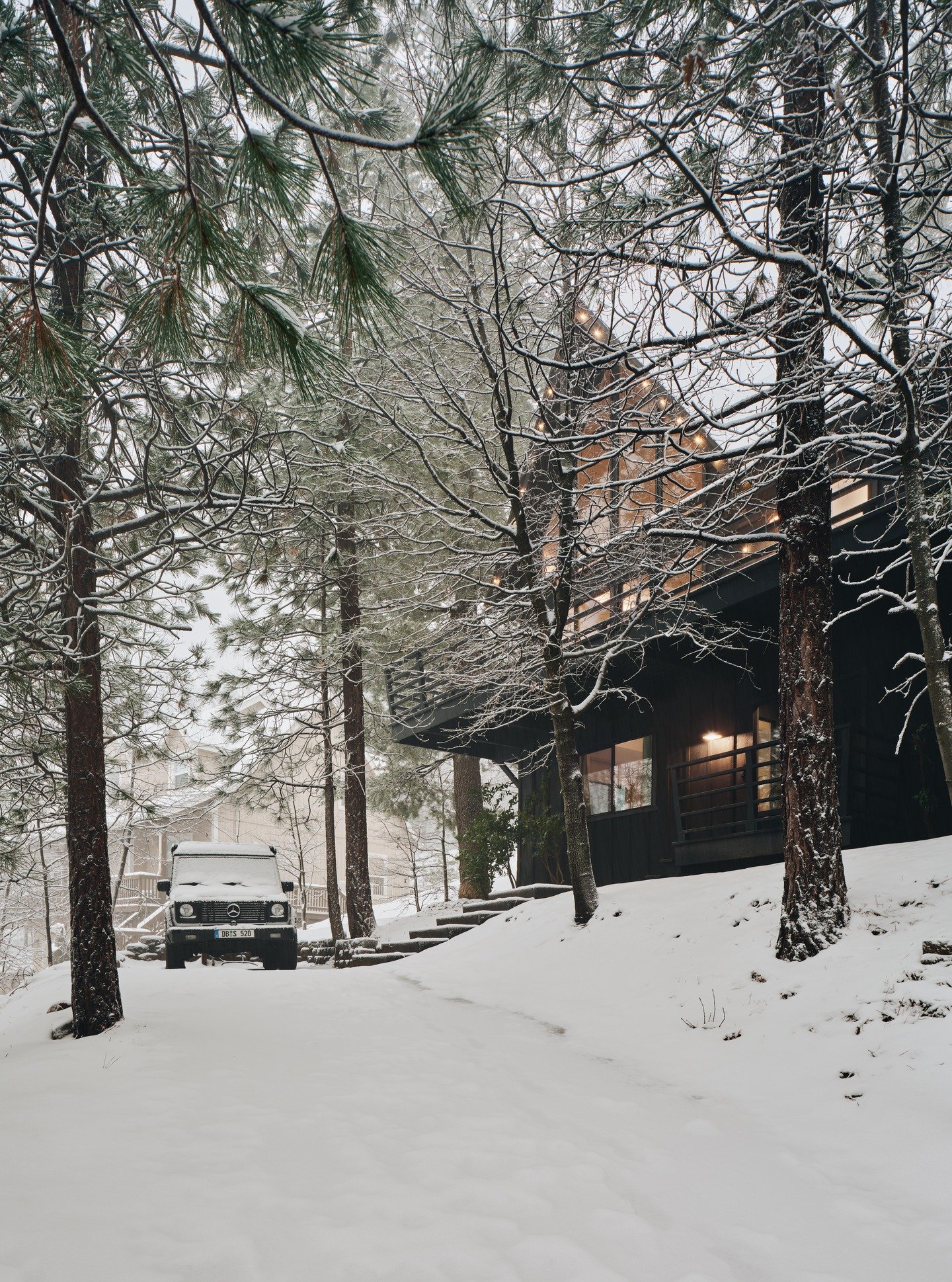 Winter wonderland at Lake Arrowhead. Currently for sale by @christinewilliams.la @bhhscalifornia Our own take of a mountain cabin: cozy and minimal. Taking cues from Scandinavian design, with playful twist.
.
.
Photo By @bshigeta
.
.
#cozycabin #cabi