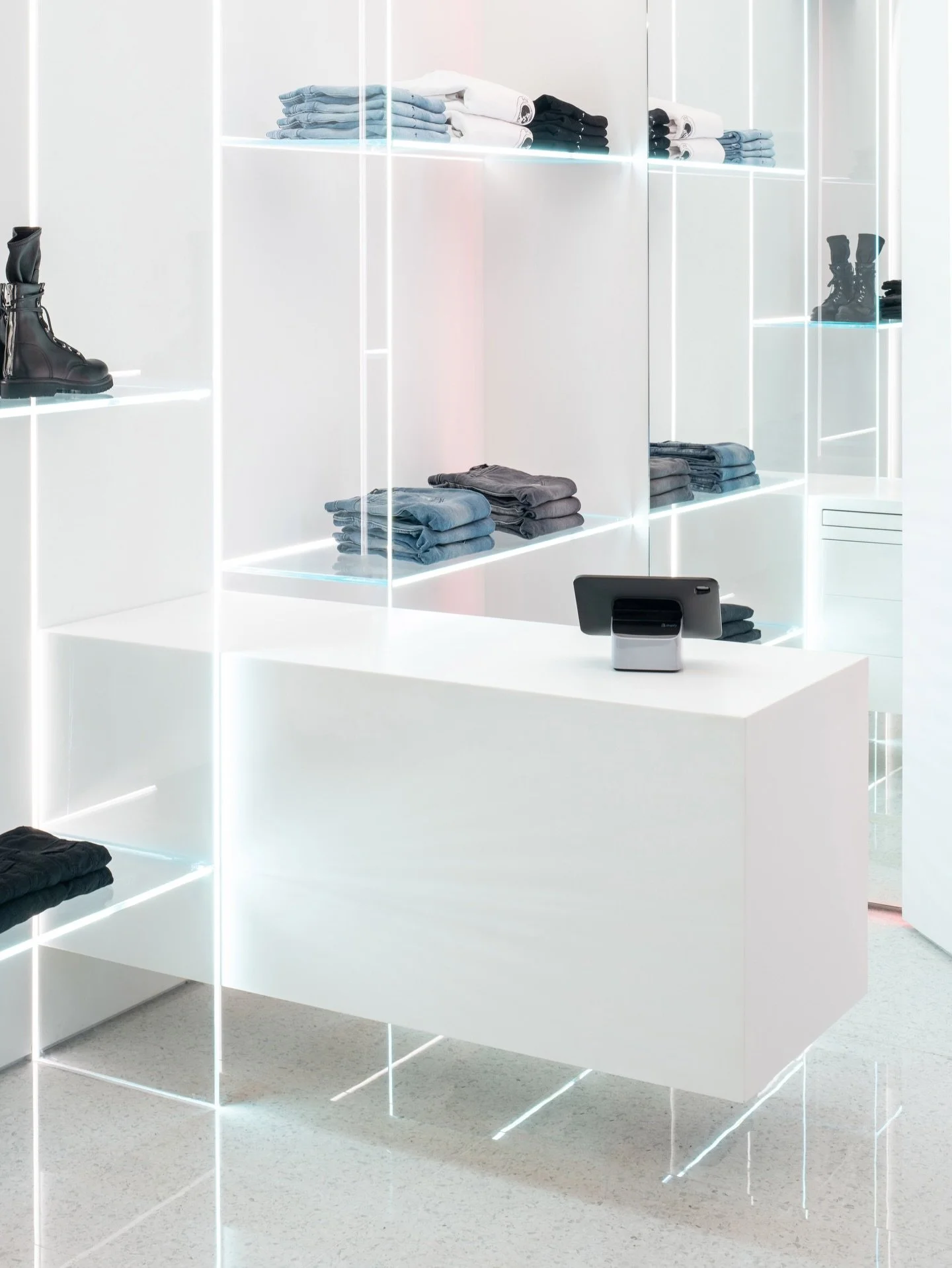 Taking a look back at our retail design for @rtabrand. At the Las Vegas location we really pushed the limits of glass design and engineering. It was a challenge to create a totally floating glass shelving system that also incorporated lighting. As mi