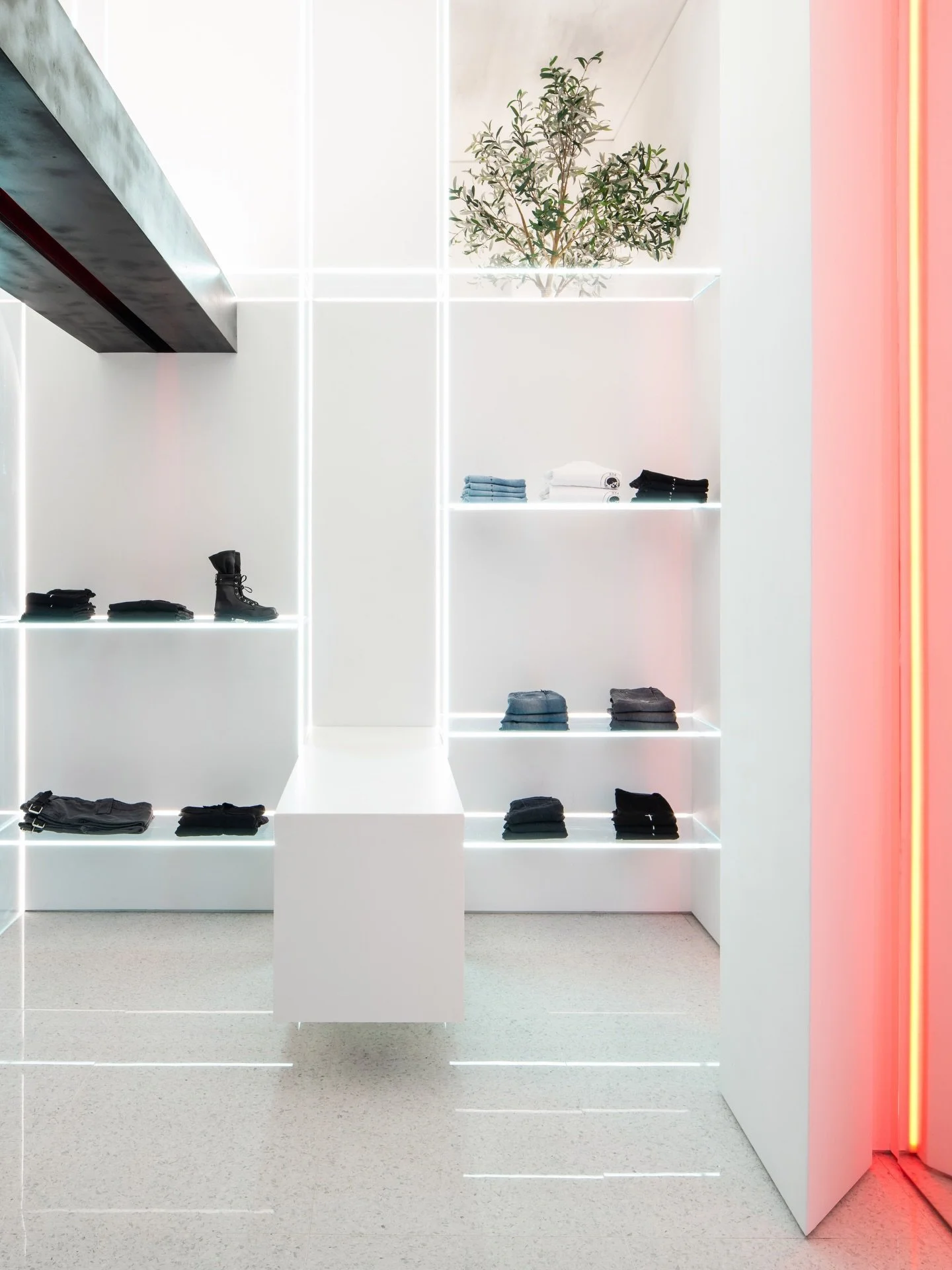 Taking a look back at our retail design for @rtabrand. At the Las Vegas location we really pushed the limits of glass design and engineering. It was a challenge to create a totally floating glass shelving system that also incorporated lighting. As mi