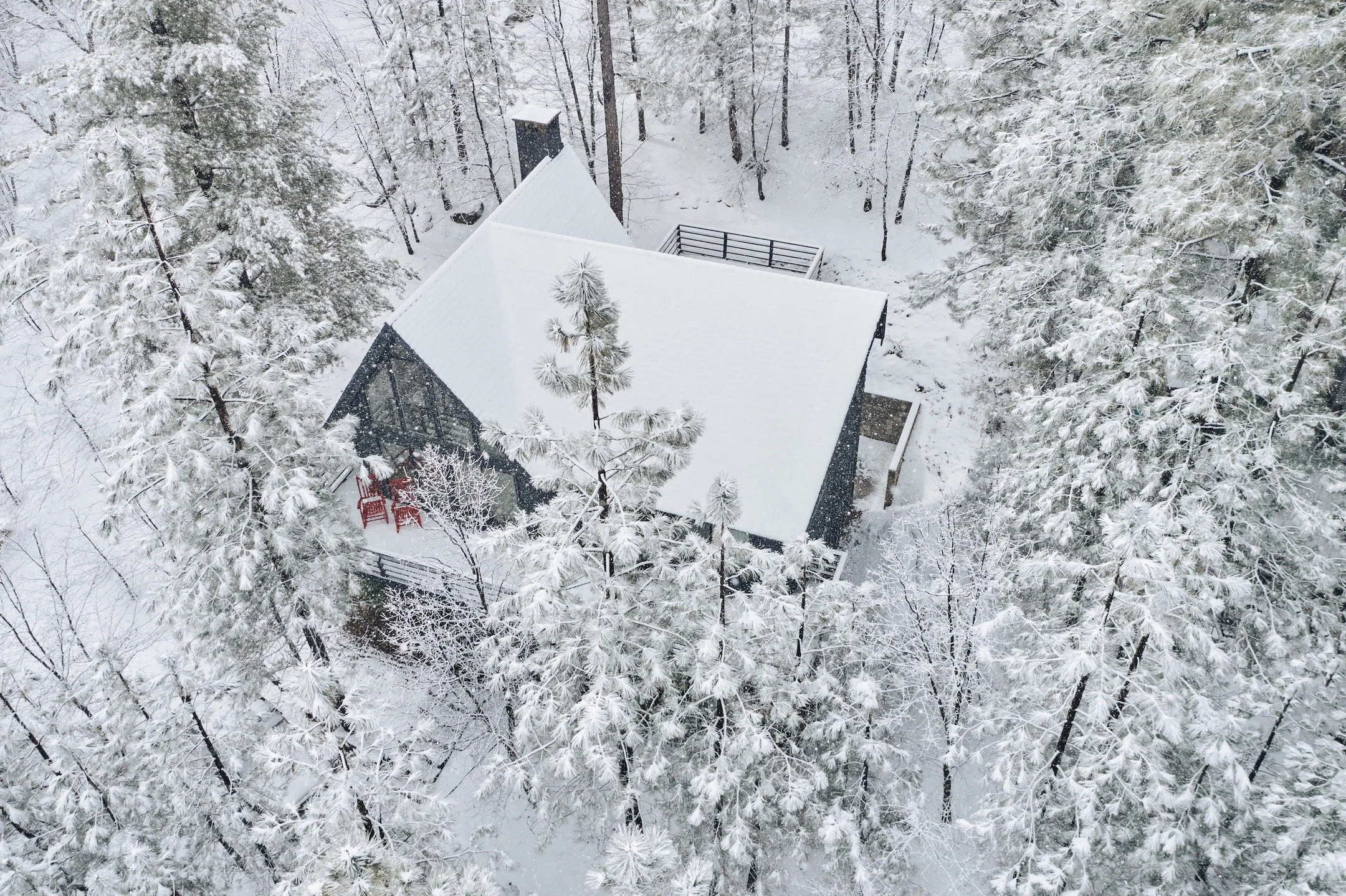 Winter wonderland at Lake Arrowhead. Currently for sale by @christinewilliams.la @bhhscalifornia Our own take of a mountain cabin: cozy and minimal. Taking cues from Scandinavian design, with playful twist.
.
.
Photo By @bshigeta
.
.
#cozycabin #cabi