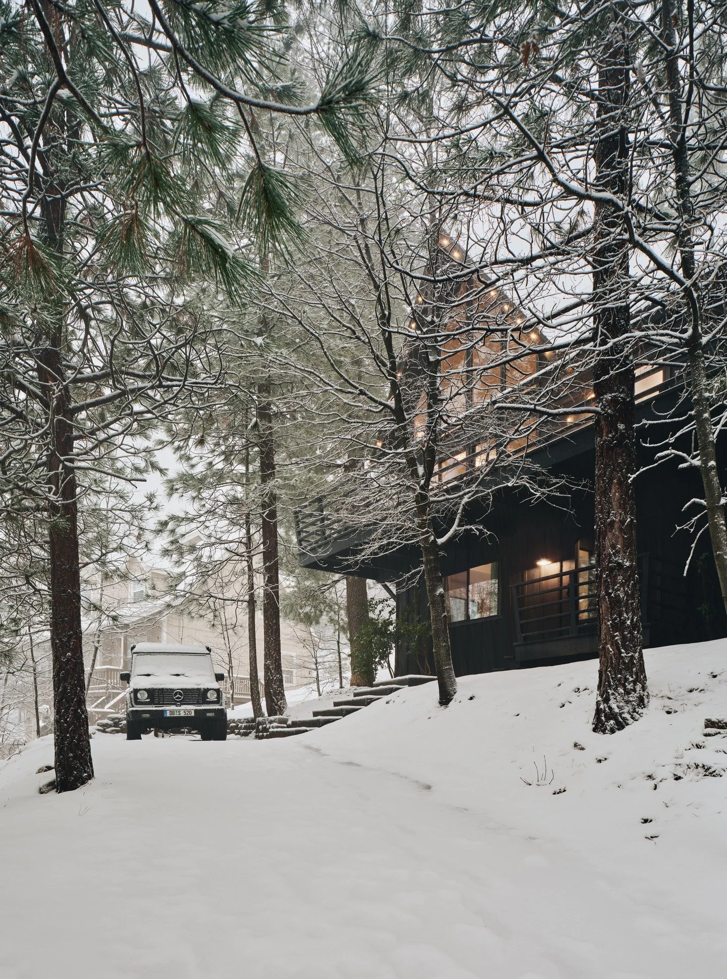Winter wonderland at Lake Arrowhead. Currently for sale by @christinewilliams.la @bhhscalifornia Our own take of a mountain cabin: cozy and minimal. Taking cues from Scandinavian design, with playful twist.
.
.
Photo By @bshigeta
.
.
#cozycabin #cabi