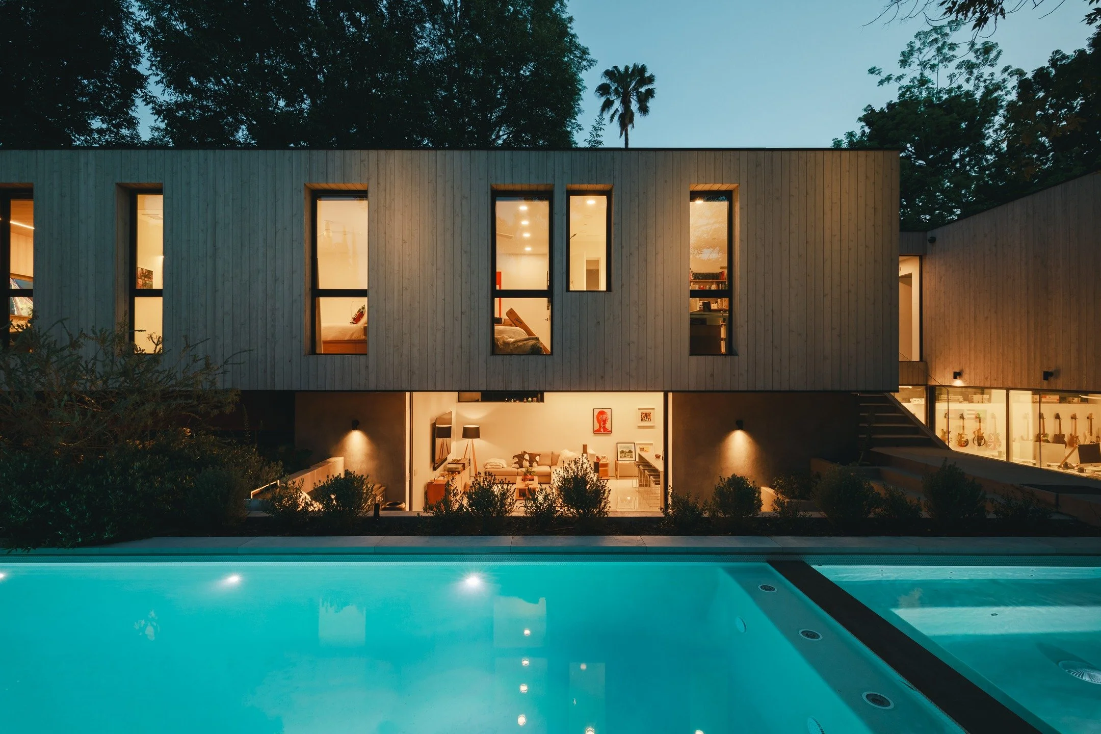 Connecting architecture and landscape. Each of the rooms at @bridgehousela have direct views of the yard. With major windows. facing north, we've mitigated the sun's heat gain, offering comfortable lighting and a reduction of energy required for temp