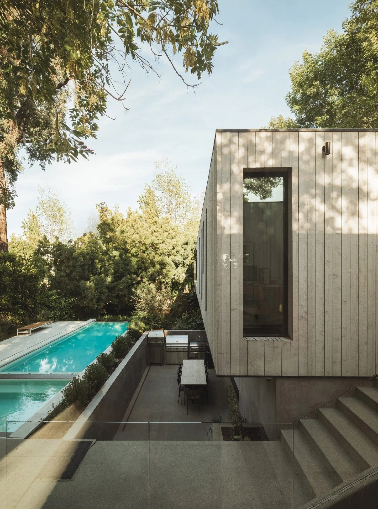 One of the most dynamic views of @bridgehousela. From this angle, you can really feel the cantilever and length of the house.   

Photo by @sterlingreed.us and as featured by @openspaceseries   

#architecture #landscapearchitecture #design #ecofrien