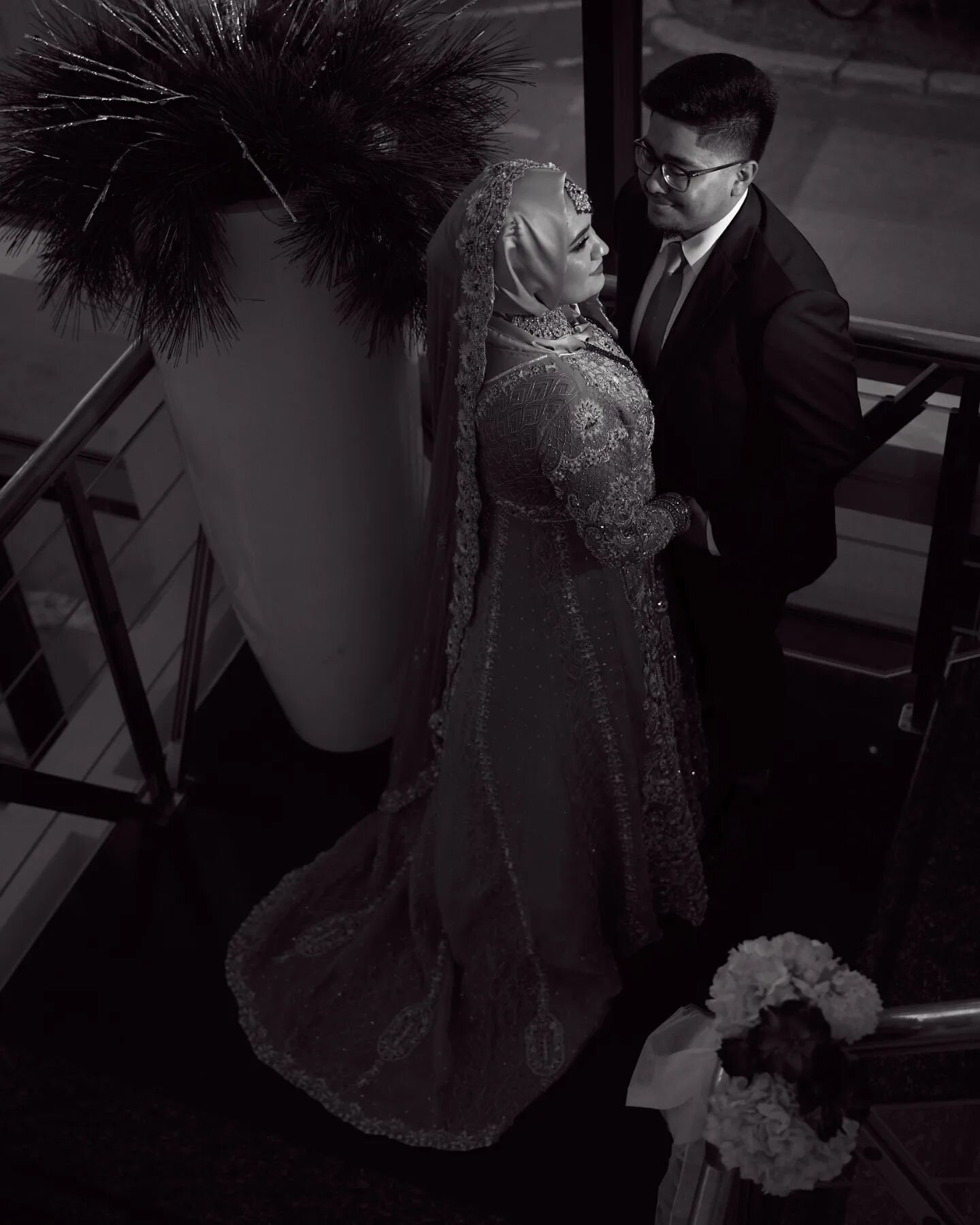 ○●○ Jarin &amp; Nazran's Reception ○●○

B&amp;W or Color ?🤔

I've let my self loose and explored few creative ideas that night. The venue had some beautiful chandeliers and the Bride's dress was simply outstanding ! I got to the venue earlier and te