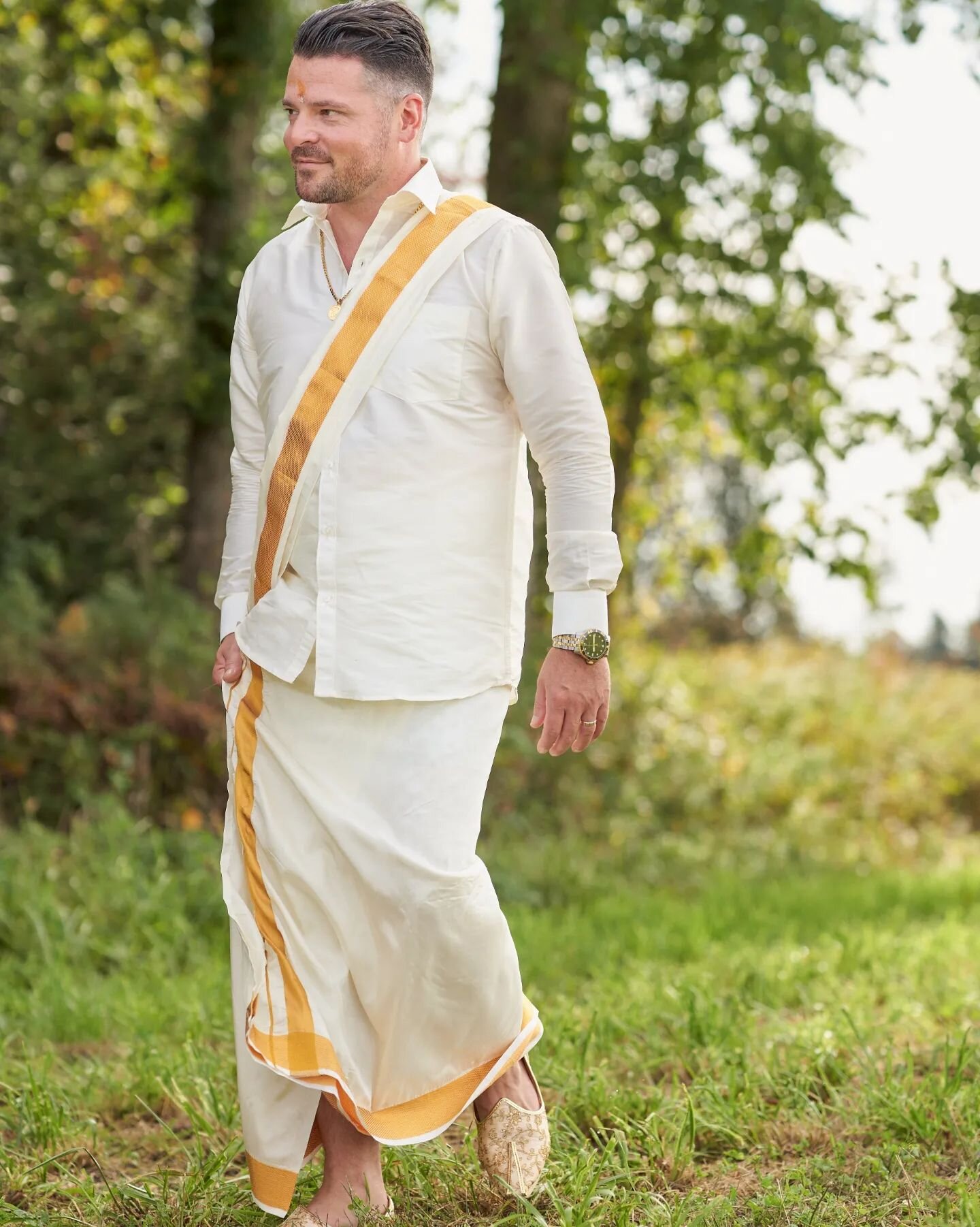 ○●○ Mariage de Rovina et Maxime ○●○

Notre Maxime de Saint-Jer&ocirc;me en habit traditionnel sri lankais pour son beau mariage hindou. C'&eacute;tait beau de voir &agrave; quel point Maxime et sa famille profitaient de la journ&eacute;e du mariage, 