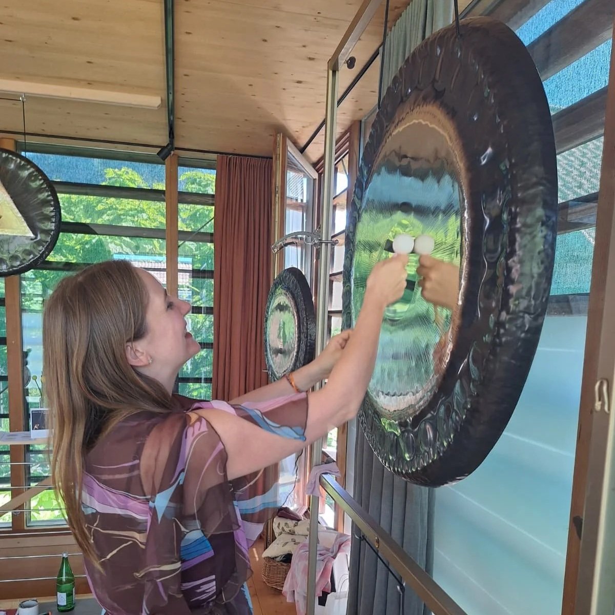 Frida Möhres zertifizierte Gong Trainerin Flumie Technik Bear Love Sacred Sound