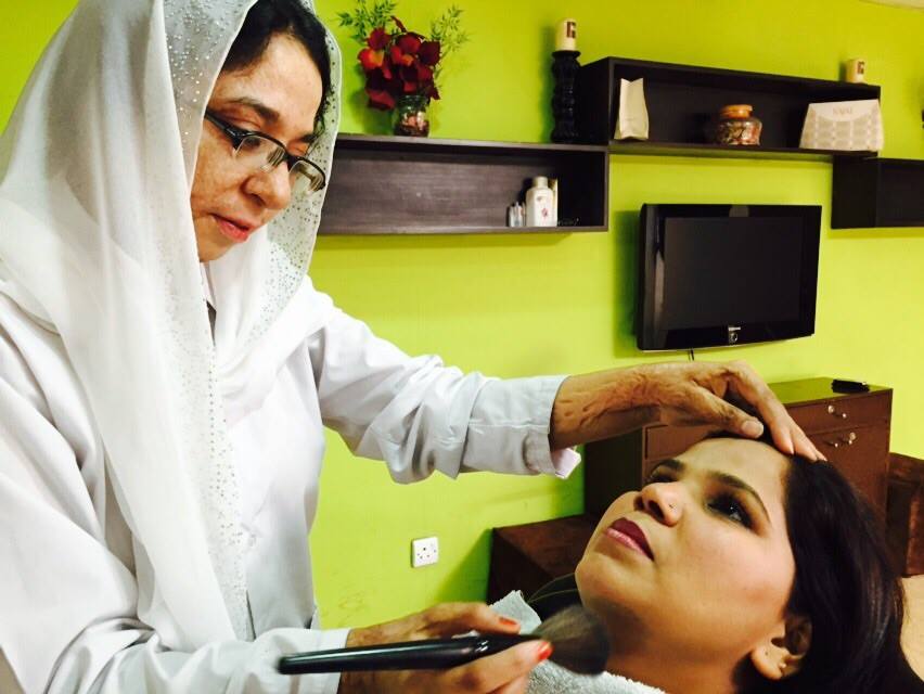 A beauty parlour in Pakistan employs acid attack survivors 