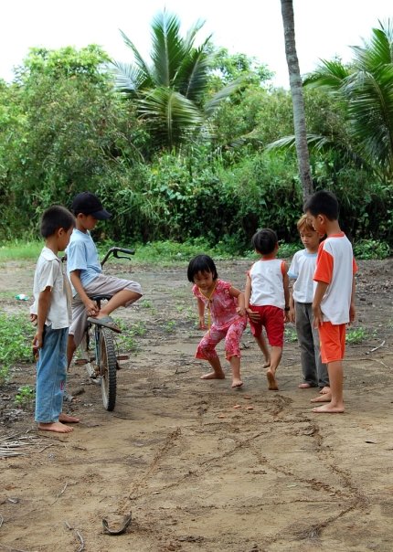 Con nít nhảy lò cò