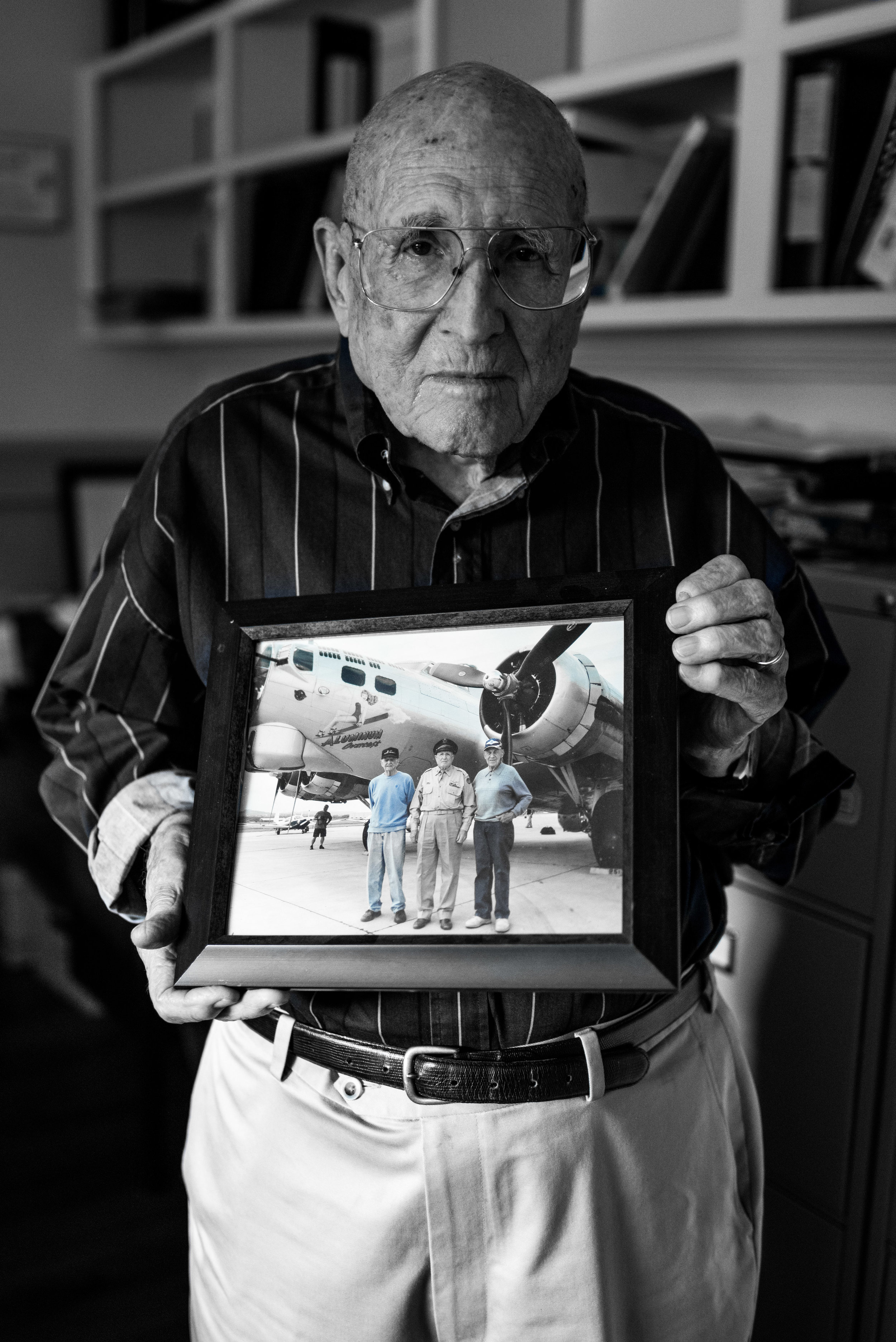 Captain Sam Smith stands with Lieutenant Colonel Richard Cole (Doolittle's Raiders)