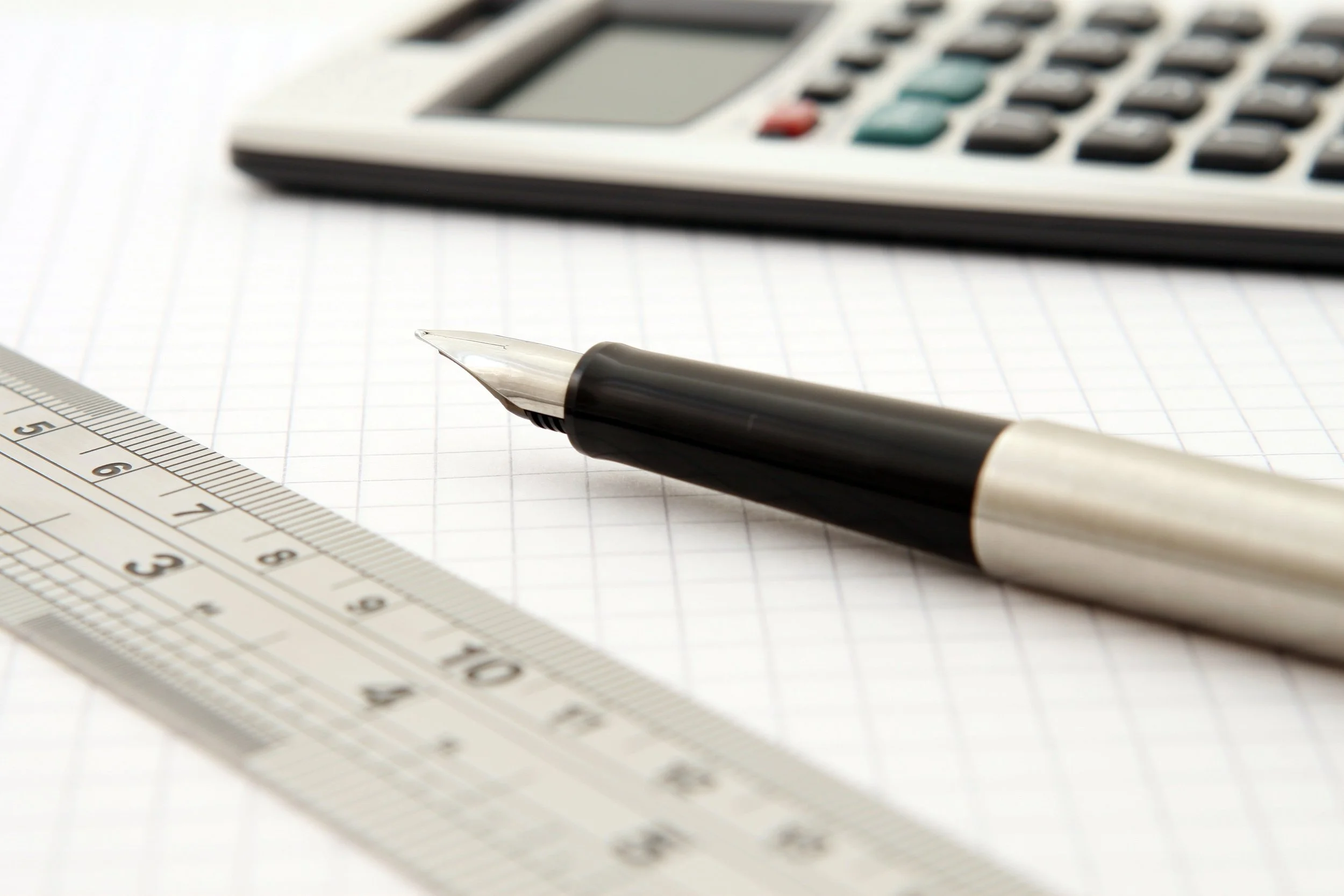 calculator-close-up-fountain-pen-159722.jpg