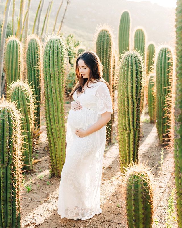 Take me back to this beautiful day, but also bring me forward so I can meet this sweet little babe! ✨ @tiffygeeee @alr_sd @deserttheaternursery ⠀
⠀
⠀
⠀
#sandiegophotographer #inhomesession #maternitysession #maternityphotography #socalphotographer #s