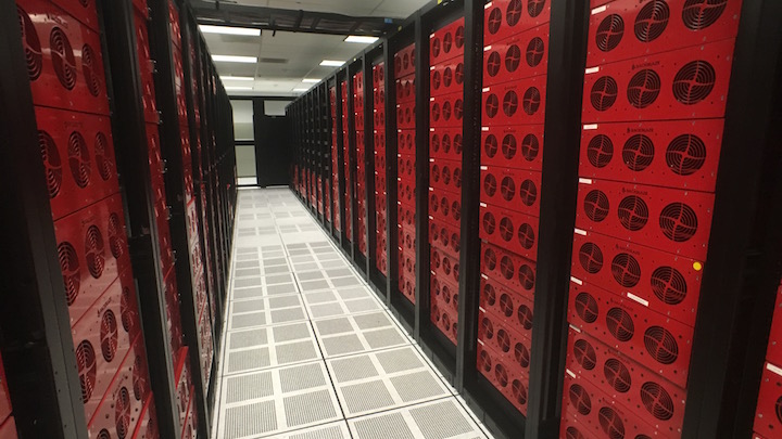 Hvem sier at sikkerhetskopiering ikke kan være sexy? Dette er Backblazes harddisk rack. Hallo!