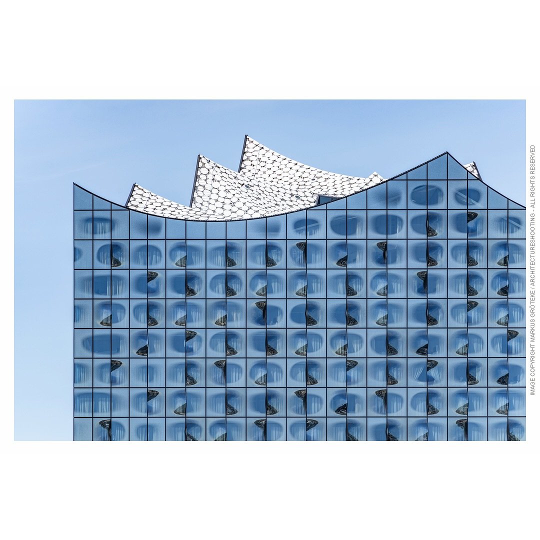 Elbphilharmonie, Hamburg - Herzog &amp; De Meuron, 2016 - photo 2025 by Markus Gr&ouml;teke / architectureshooting, all rights reserved.

Ein Fassadenausschnitt der Elbphilharmonie in Hamburg von Westen aus gesehen, als minimalistische Fotokompositio
