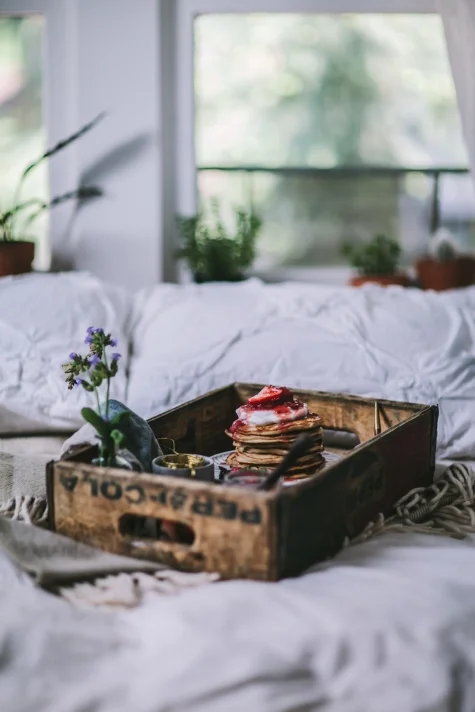 Eva Kosmas Flores är en av världens vassaste matbloggare, om ni frågar mig. Kolla bara på de här getost- och mascarponepannkakorna med rabarber- och jordgubbssirap ! Vill ha!