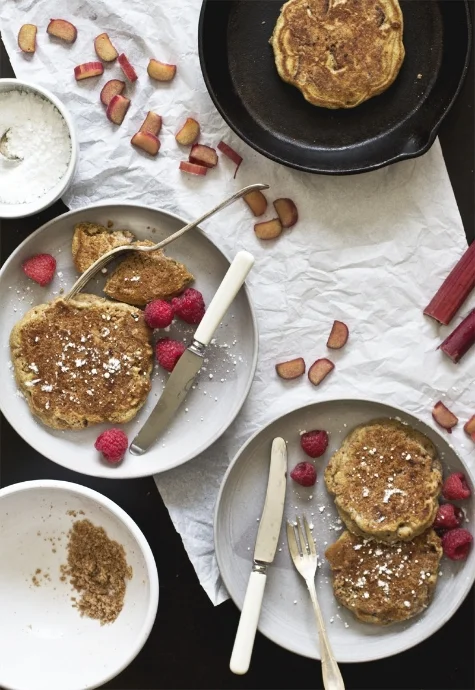 Ett av favoritrecepten i min pannkaksbok är amerikanska äppelpannkakor med smuldeg och ingefärssirap, en mix av äpplesmulpaj och pannkakor! Här är en annan hybridpannkaka för dig som inte kan välja mellan smulpaj och pannkakor. De är gjorda av The Pancake Princess , en av världens mest inspirerande bloggar för oss pancake lovers.