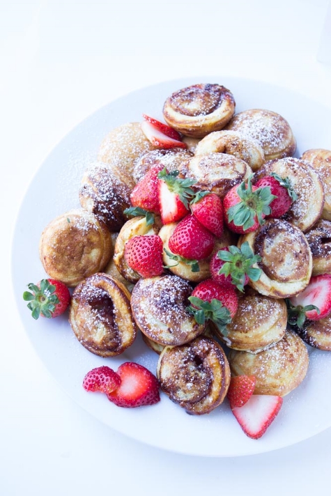 På bloggen Little Broken hittade jag dessa jordgubbsfyllda æbleskiver, som är en dansk pannkaka som gräddas i en särskild stekpanna. Har du ingen sådan kan du alltid laga amerikanska minipannkakor och fylla dem med jordgubbar .