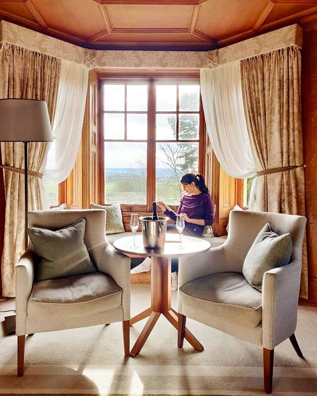 SOOTHING SUNDAYS ❤️
...
One of my favourite spots during my travel through The Cotswolds was this beautiful baywindow seat in my room at @thewoodnorton. I could have spent hours here admiring the views overlooking the stunning gardens and seemingly e