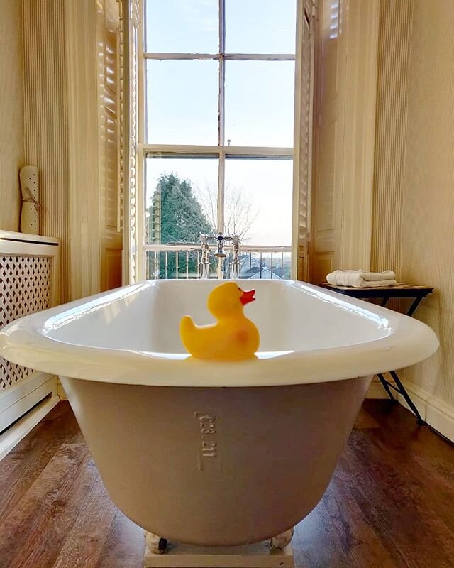 COSY IN THE COTSWOLDS ❤️
...
During our travels through the Cotswolds we decided to spend some time in the historic and beautiful town of Tetbury! 
We checked into the gorgeous Close Hotel, located right in the centre of Tetbury. This 16th Century to
