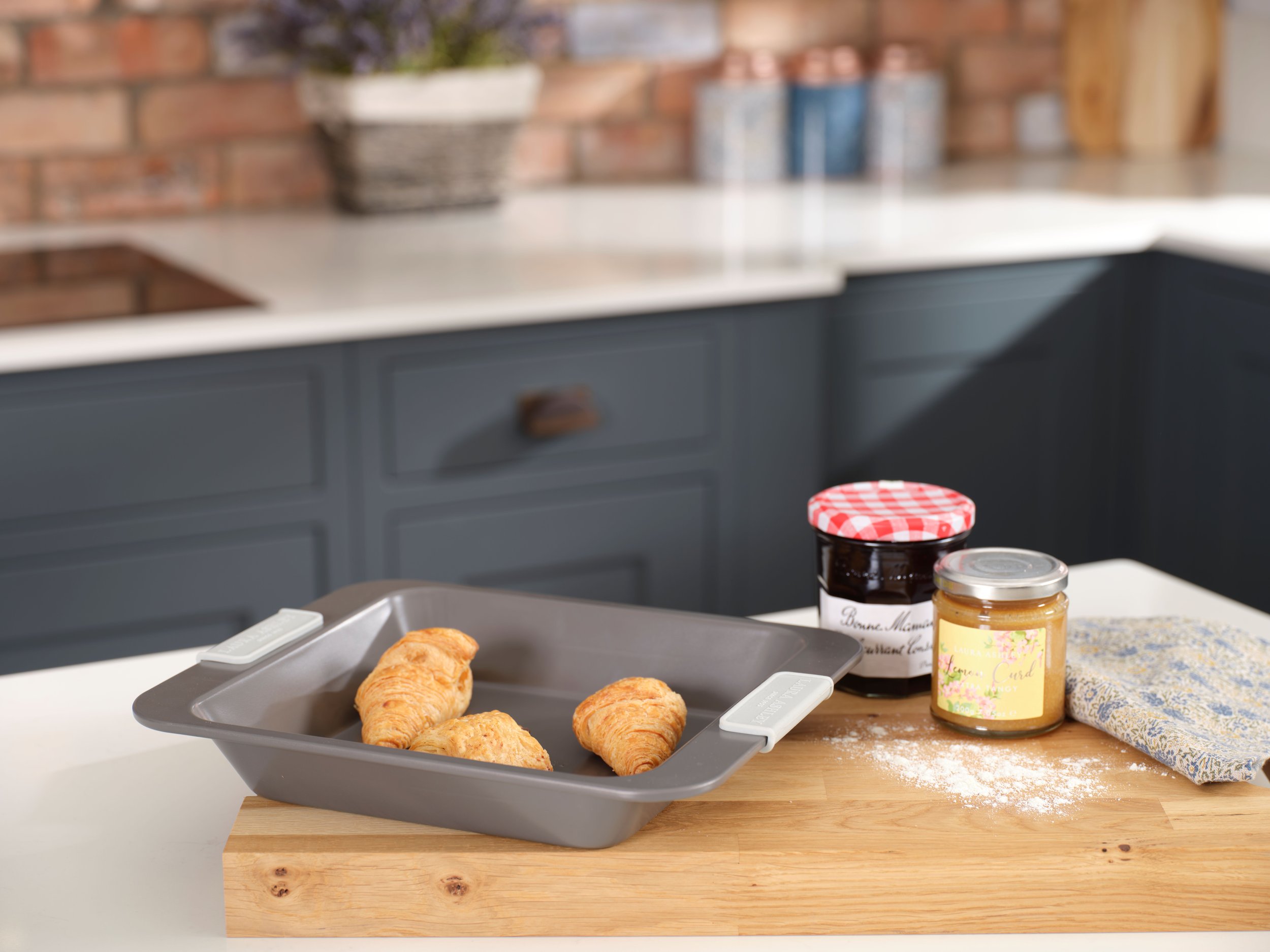LAURA ASHLEY 4 Piece Oven and Roasting Set_2.jpg
