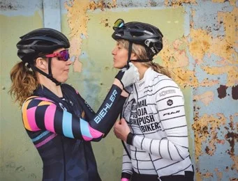Marion Dziwnik (#255b) throttling Johanna Jahnke (#255a)