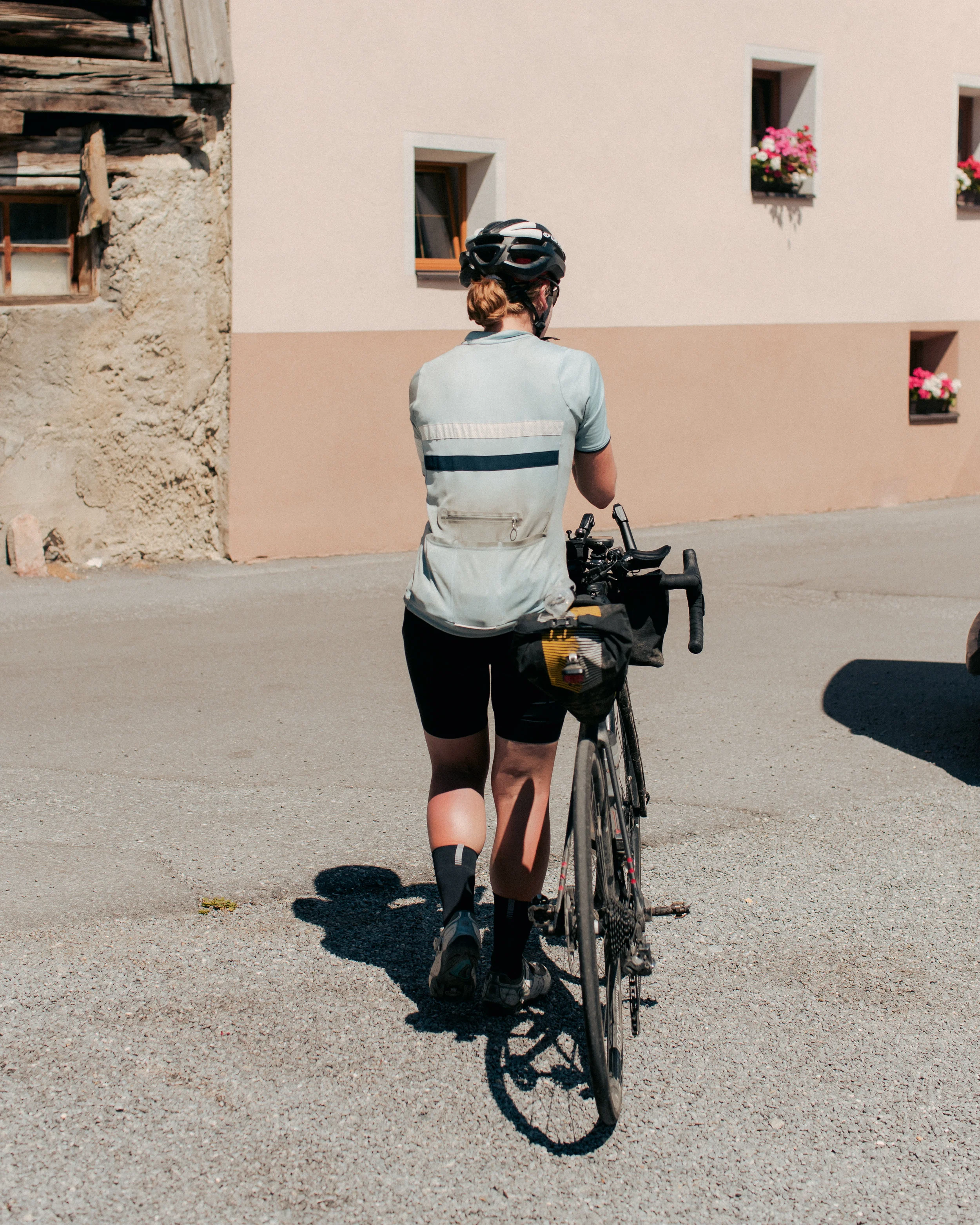 Fiona Kolbinger leaves CP3 with a 50km lead on Ben Davies. Photo: Angus Sung©
