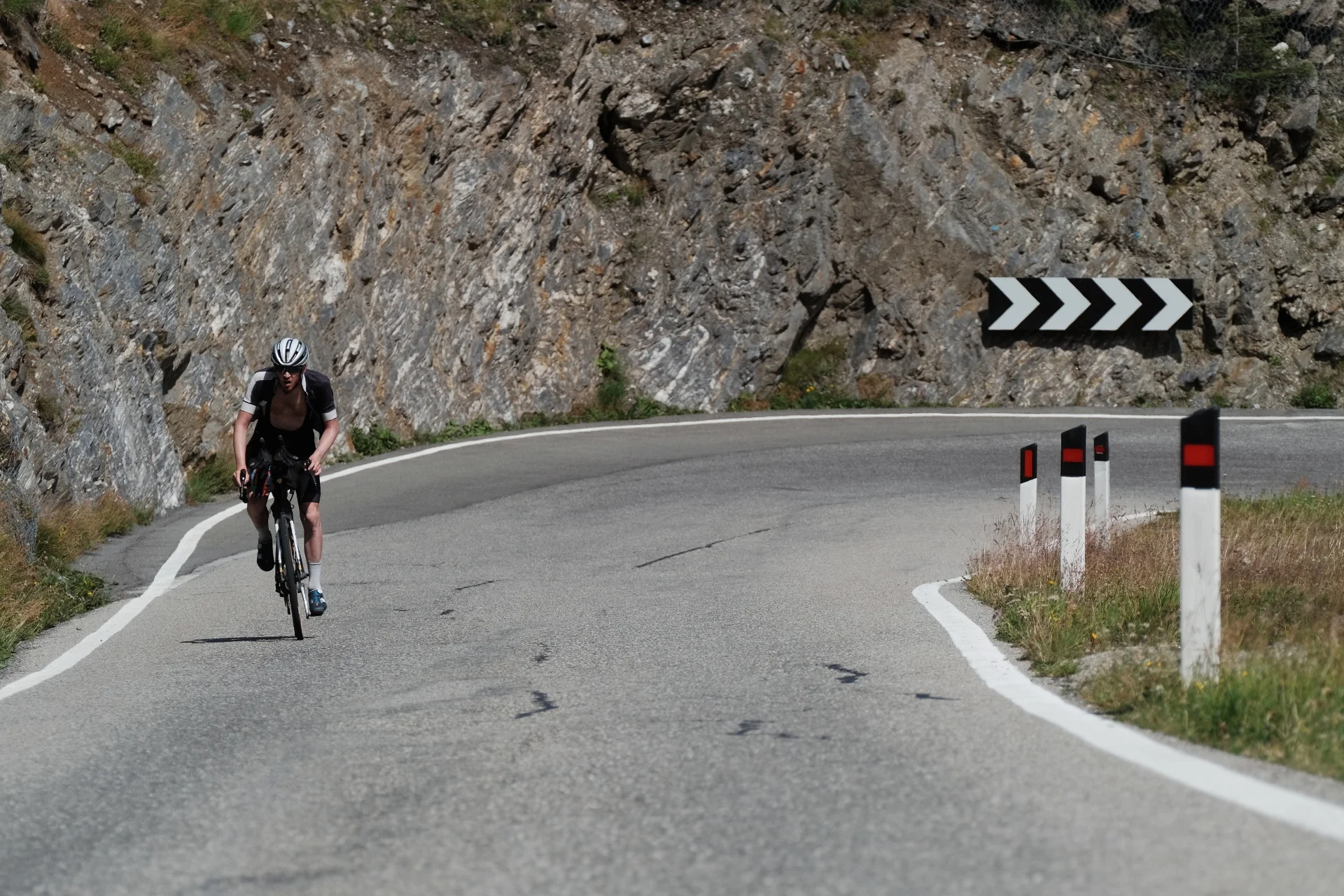 Sam Thomas tackles the Passo Gardena. Photo: Angus Sung©