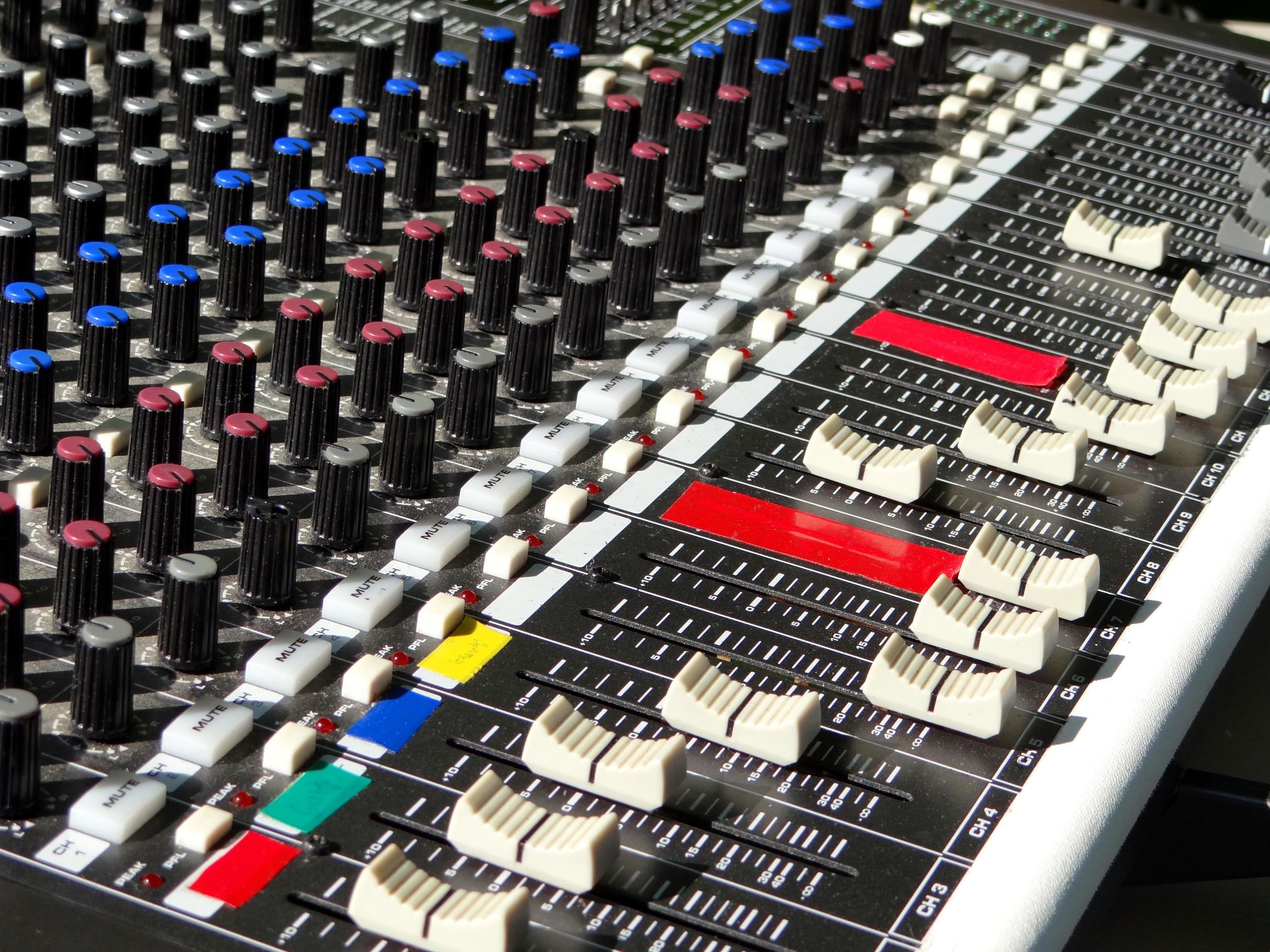 SAMSON TXM20 1000w POWERED MIXER.jpg