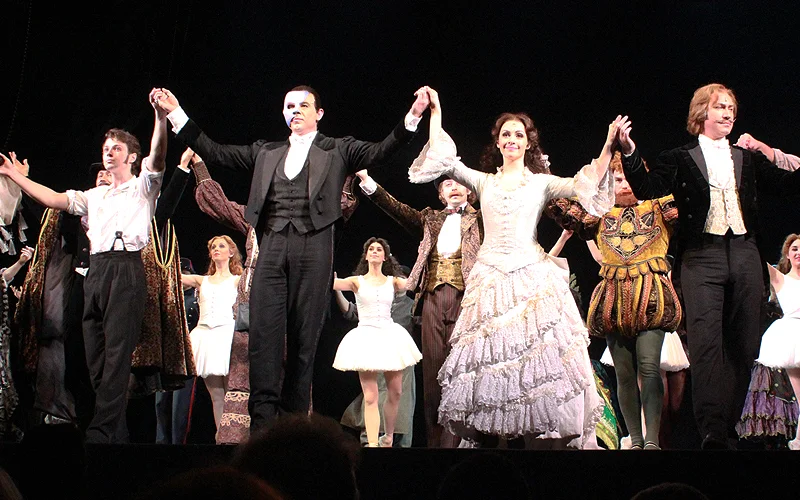 Stage_of_MDM_Theater_-_Artists_of_The_Phantom_of_the_Opera.jpg