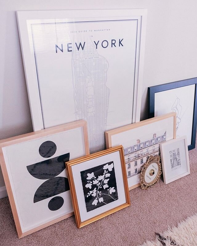 Art chat 🖤 where are your favorite places to find art? // While I love picking up pieces from my travels or museum gift shops, some of my favorites online places include Minted, One King&rsquo;s Lane, and West Elm! #cgchome #gallerywall #stayathome