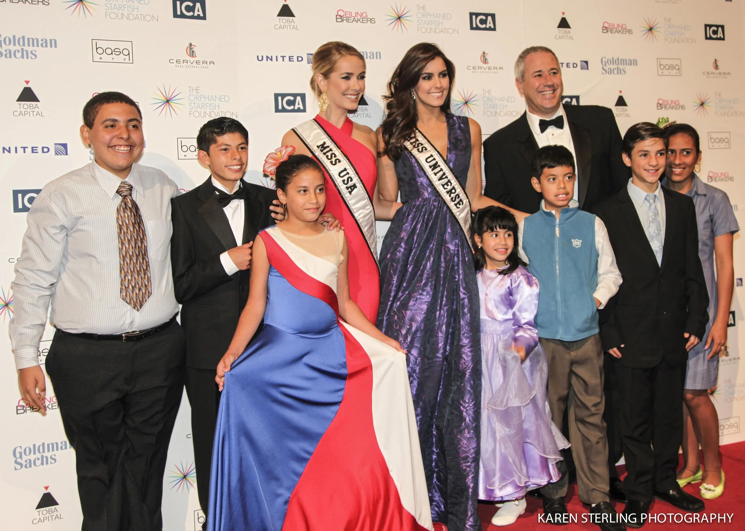 Miss USA-&nbsp;Olivia Jordan, and Miss Universe - Paulina Vega, poses with kids who participated in the program &nbsp;